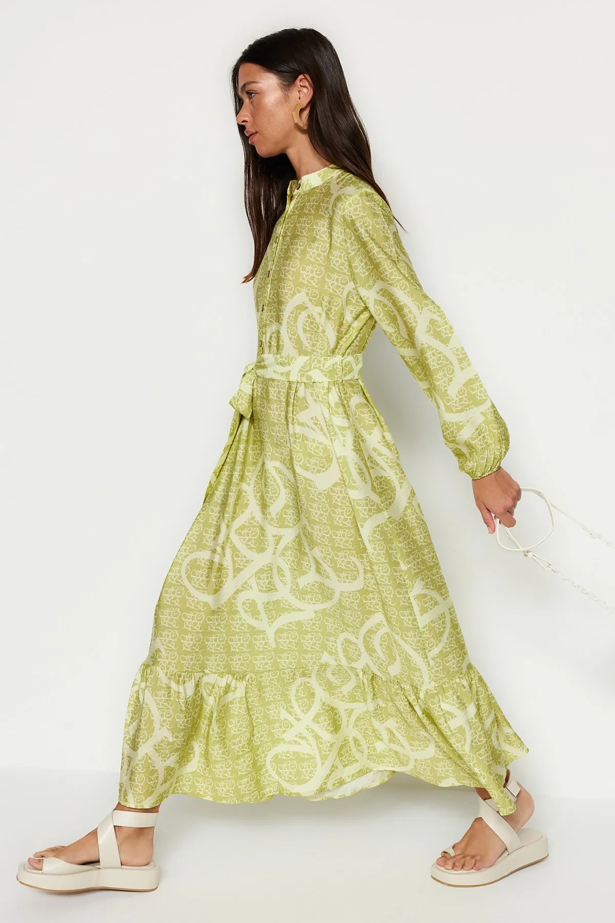 Trendyol Modest  Ölgrünes Kleid mit Gürtel, halber Knopfleiste, Rockspitze, Volant, gewebtem Muster TCTSS23EB00366