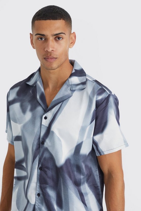 Kurzärmliges Oversize Satin-Hemd mit abstraktem Print