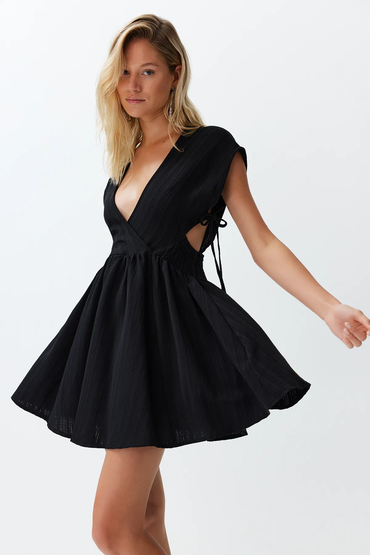 Trendyol Collection  Schwarzes Mini-Strandkleid aus gewebtem Leinengemisch mit Cut-out/Fensterausschnitt TBESS24EL00075