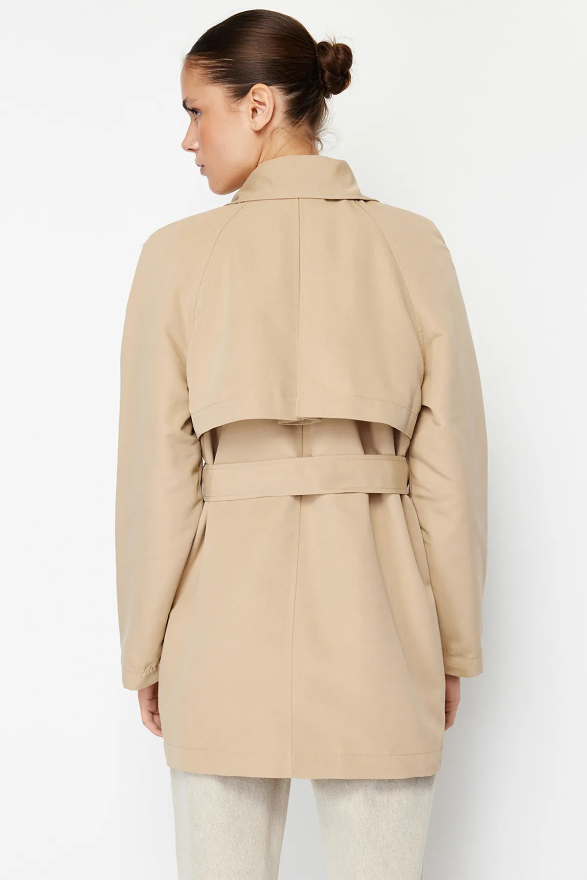 Trendyol Collection  Beiger Oversize-Trenchcoat mit weitem Schnitt und Gürtel TWOAW24TR00022