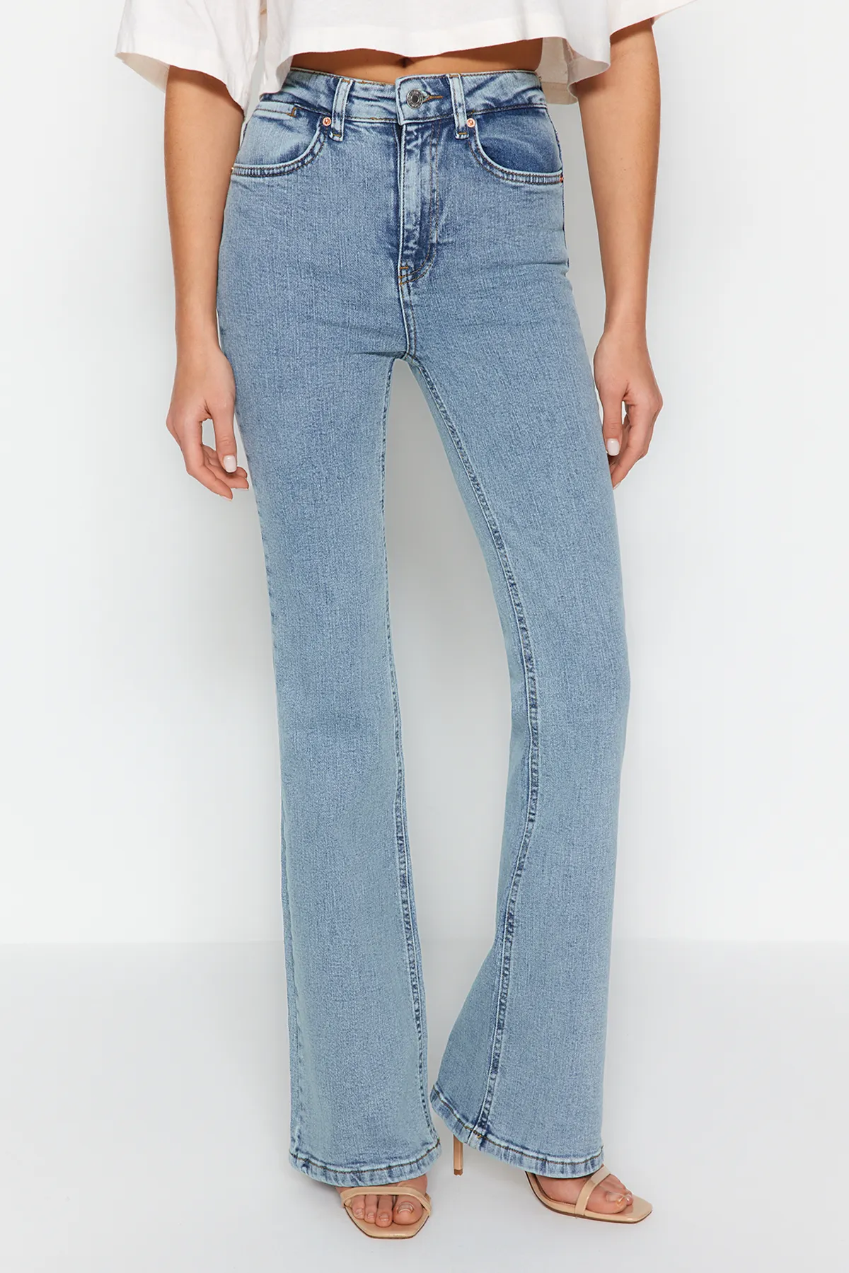Trendyol Collection  Blaue Schlagjeans mit hoher Taille TWOSS24JE00043