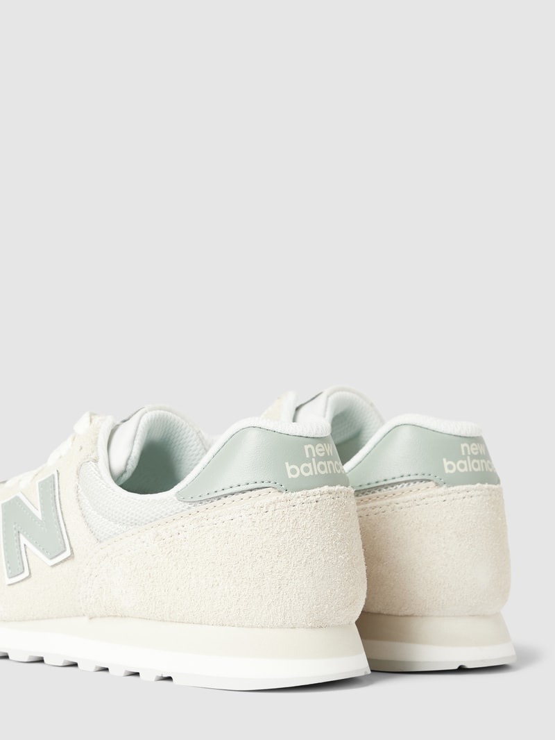 Sneaker mit Label-Detail in beige