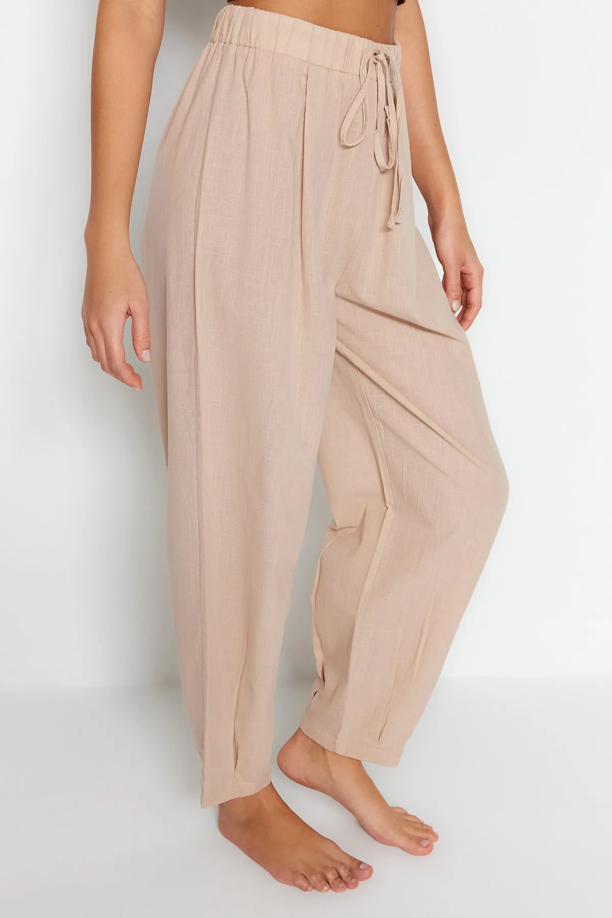 Trendyol Collection  Beige gewebte Hose aus 100 % Baumwolle TBESS23PL00015