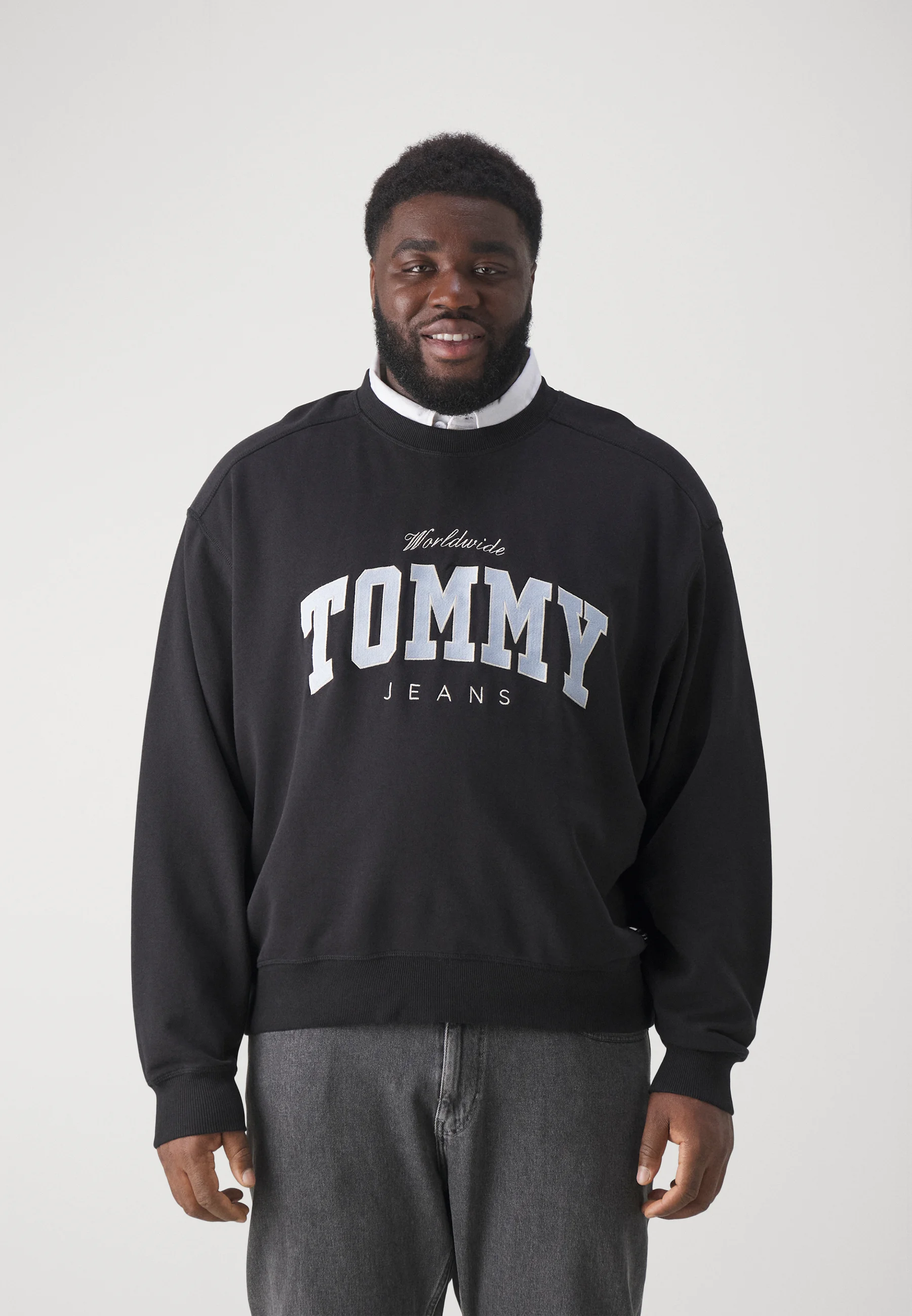 Sudadera Tommy Jeans BOXY VARSITY CREW UNISEX