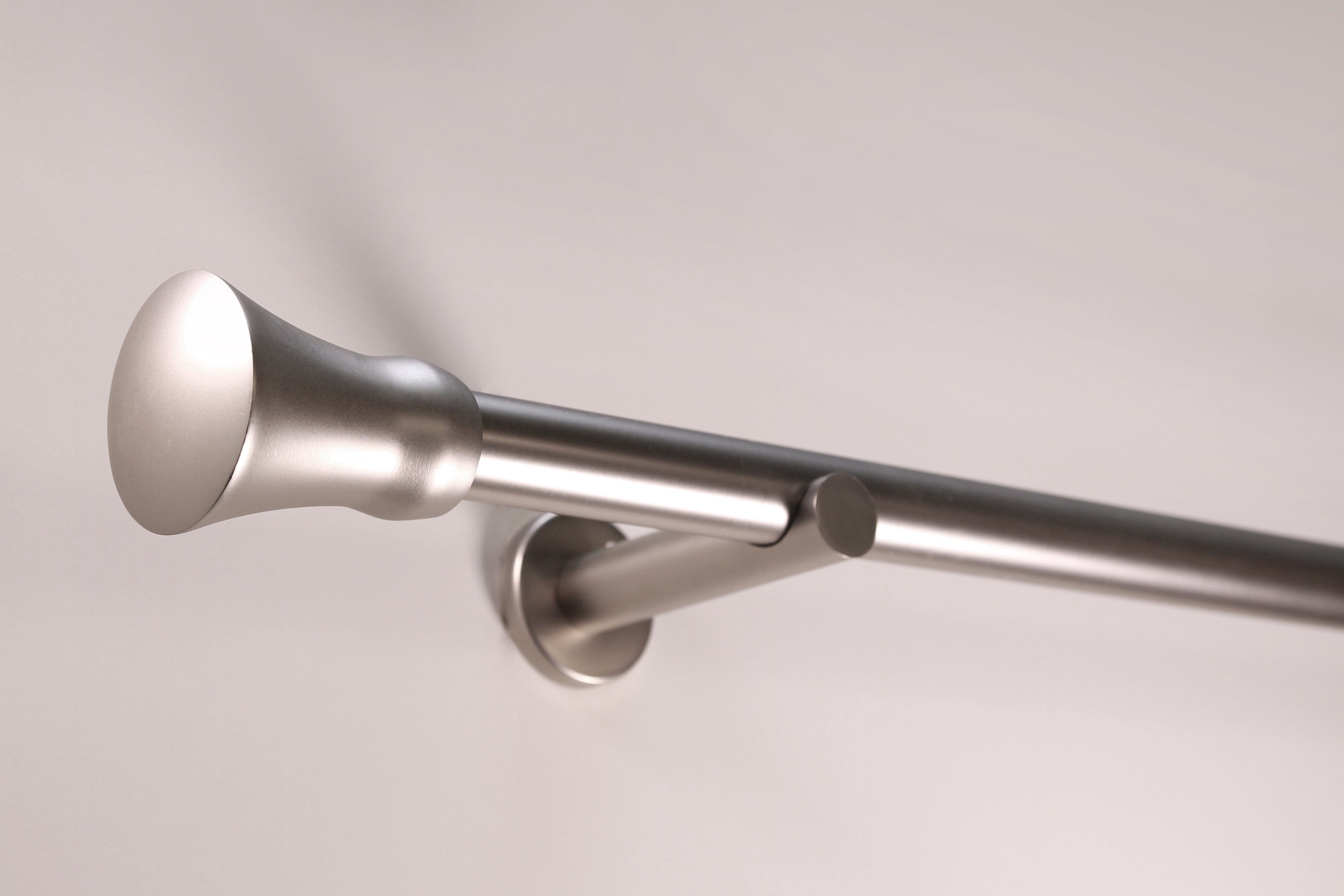 Gardinenstange Kegel in Edelstahl-optik, Deco-Raum, Ø 25 mm, 1-läufig, Wunschmaßlänge, kürzbar, Bohren, verschraubt, Metall, Komplett-Set mit Montagematerial