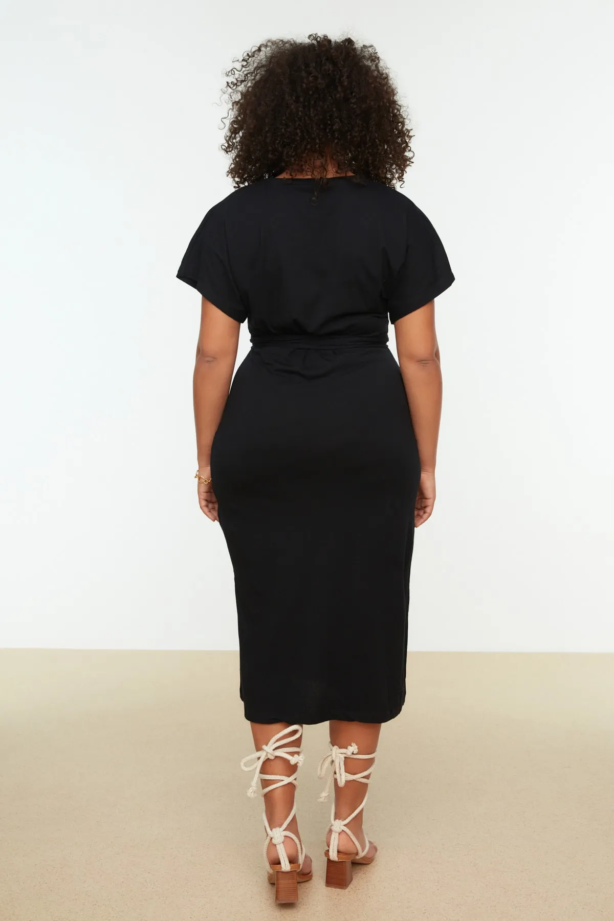 Trendyol Curve  Schwarzes, gerade geschnittenes Strickkleid mit Bindedetail und Schlitz TBBSS22EL1640