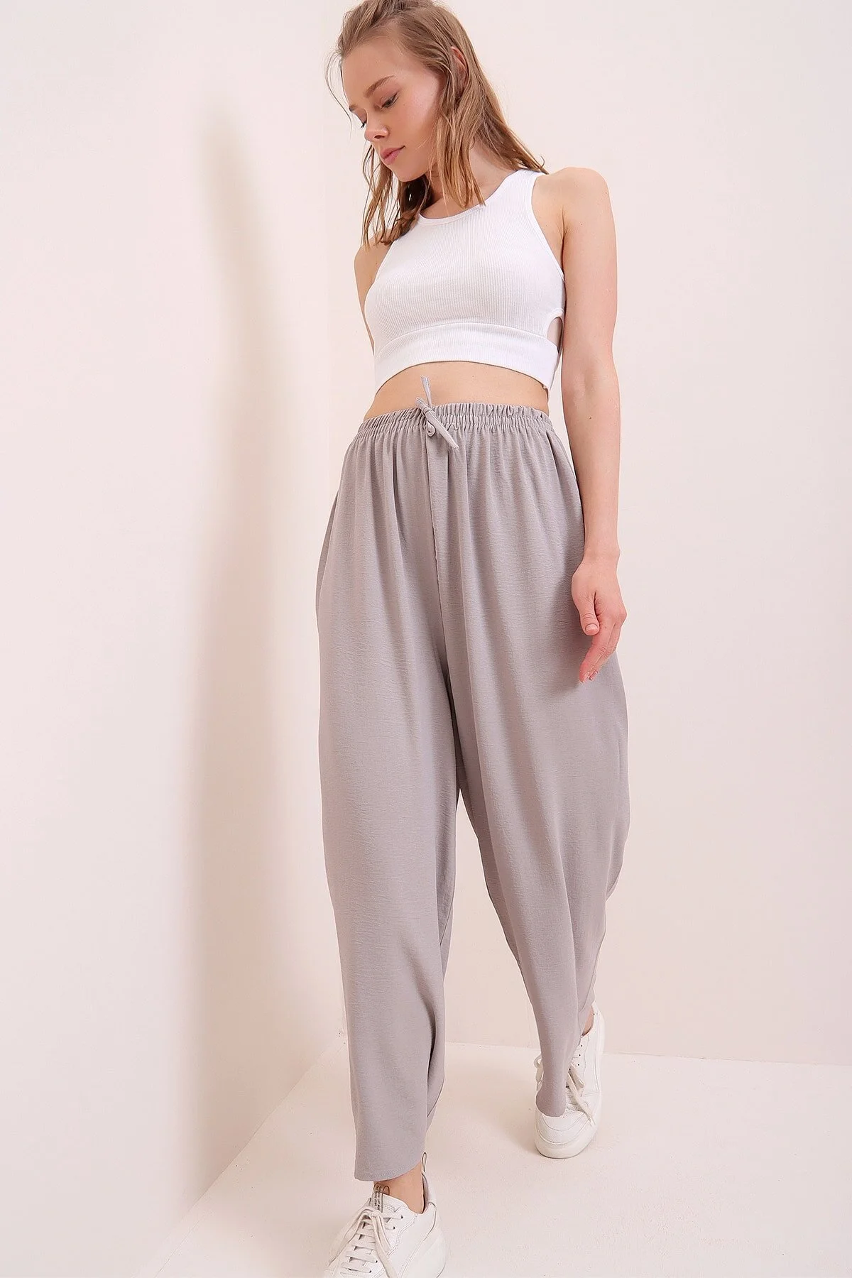 Trend Alaçatı Stili  Graue Aerobin-Hose mit elastischem Bund und entspanntem Schnitt für Damen