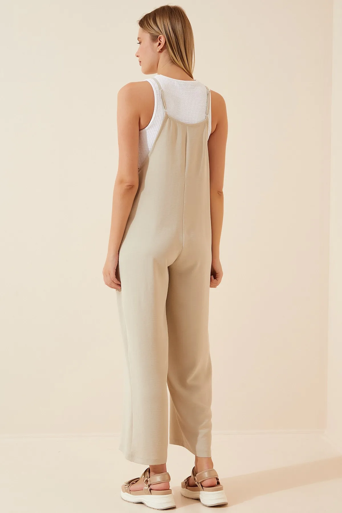 Happiness İstanbul  Cremefarbener Gärtner-Jumpsuit mit Taschen für Damen DD00910