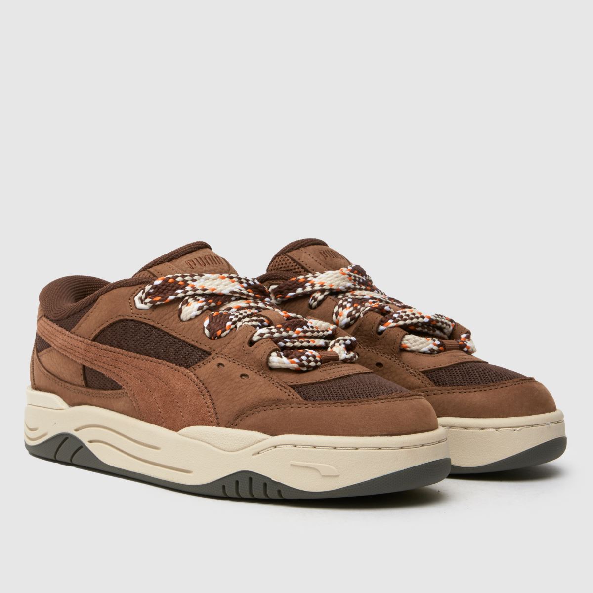 PUMA – 180 – Bruna, flerfärgade sneakers med spetsmotiv