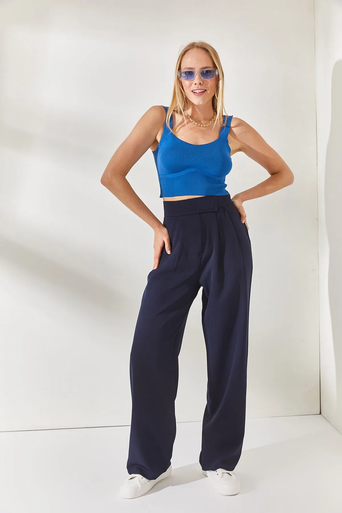 Olalook  Marineblaue, plissierte Palazzo-Hose mit Klettverschluss am Bund PNT-19000222