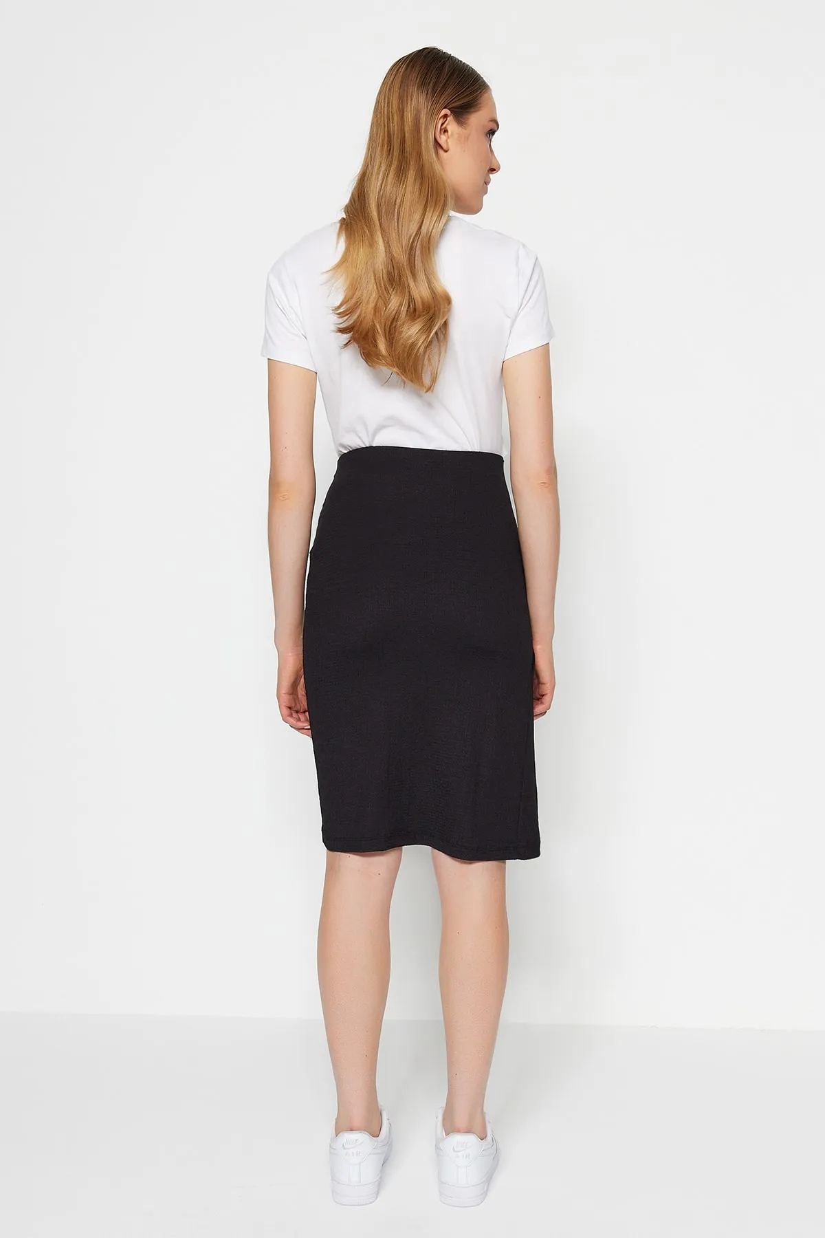 Trendyol Collection  Schwarzer zweireihiger Wickel-Midi-Strickrock mit hoher Taille TWOSS23ET00027