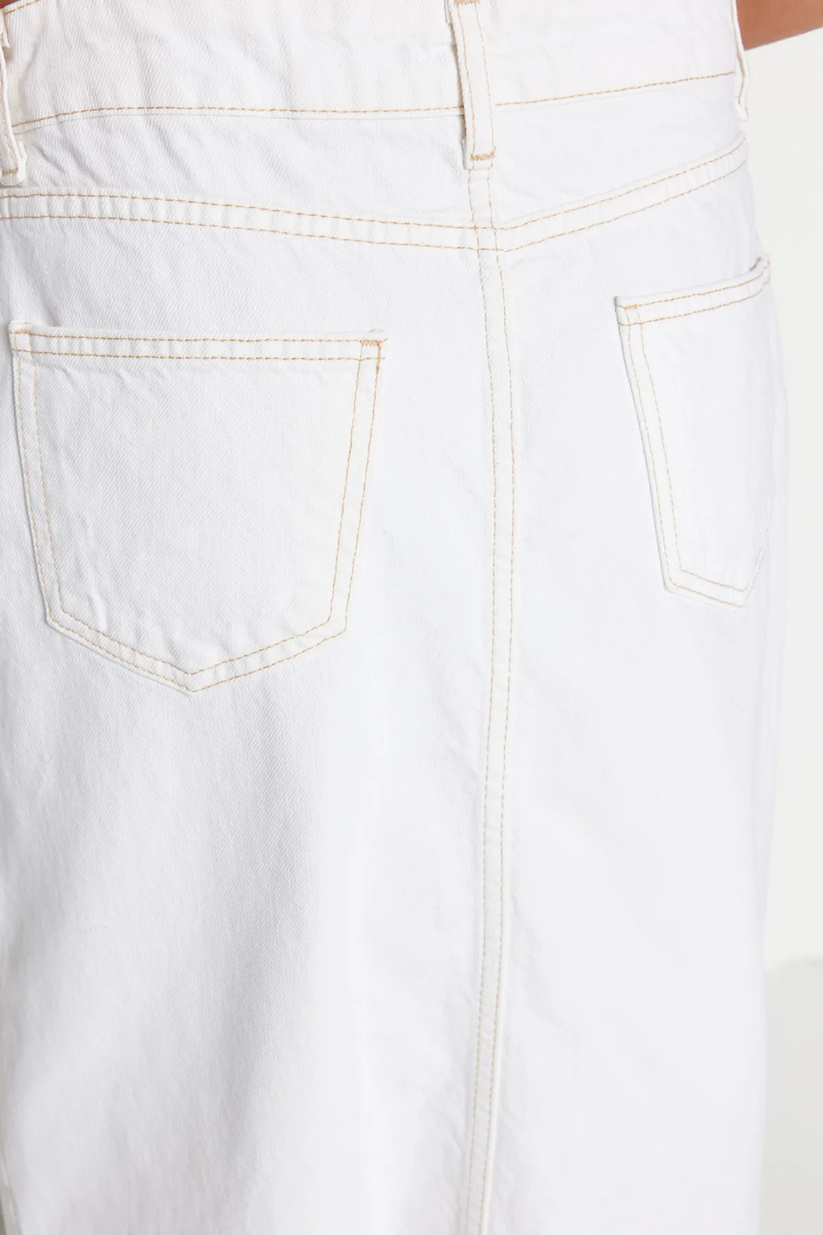 Trendyol Collection  Weißer geschlitzter Maxi-Jeansrock TWOSS23ET00290
