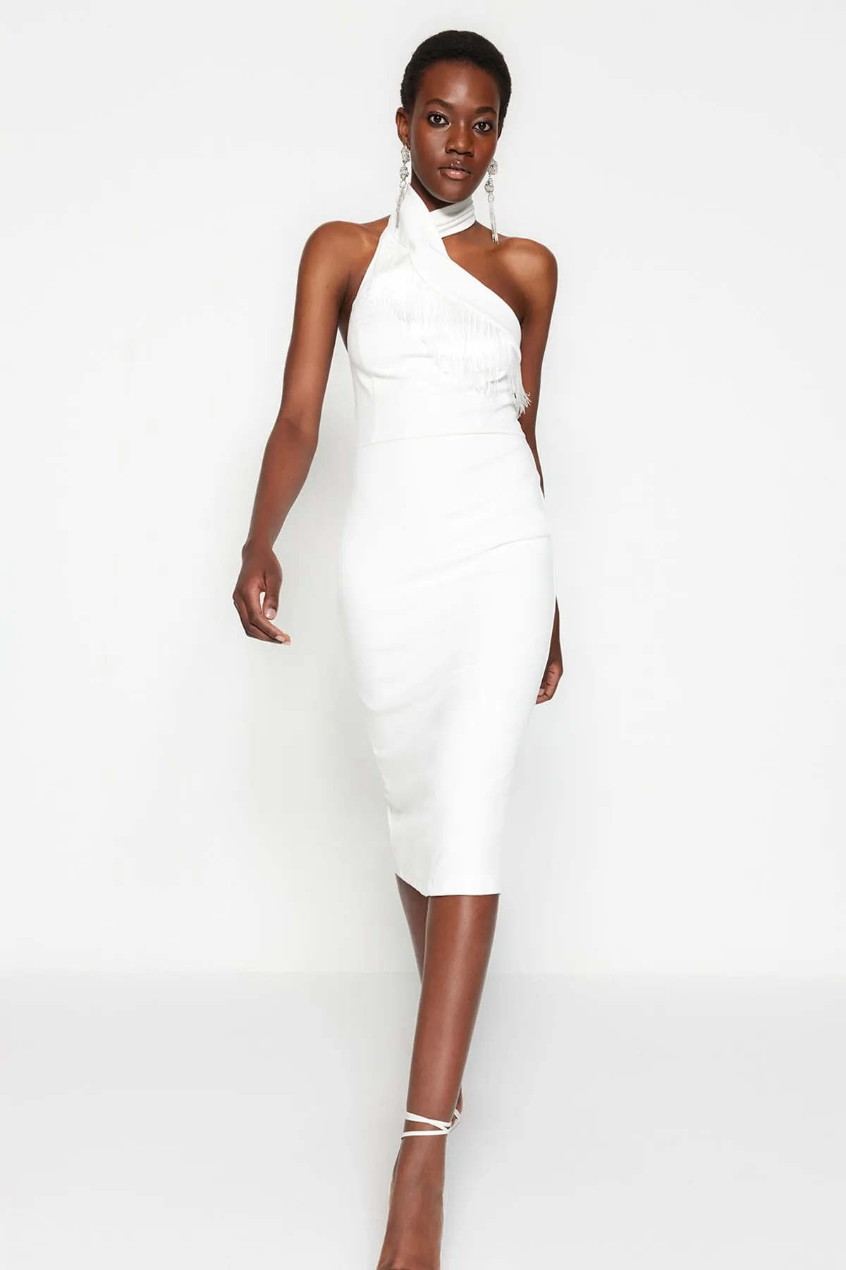 Trendyol Collection  Ecru Tailliertes, gefüttertes, gewebtes Quasten-Hochzeits-/Hochzeits-Elegantes Abendkleid TPRSS23EL00091