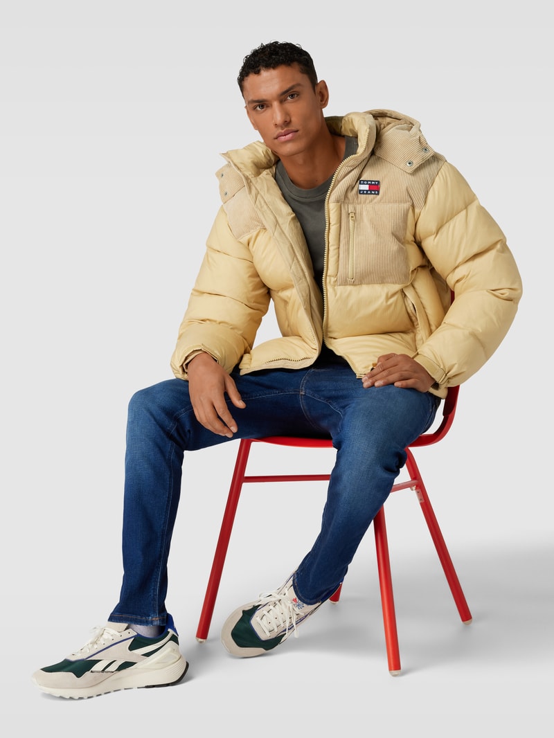 Steppjacke mit Label-Patch Modell 'ALASKA' in sand