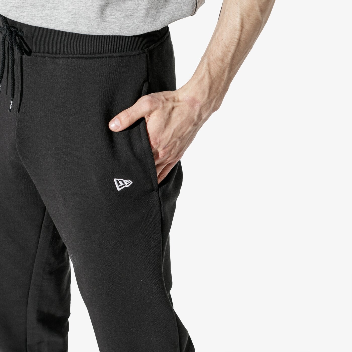 NEW ERA HOSE NE ESSENTIAL JOGGER BLK NEW ERA BLK Schwarz