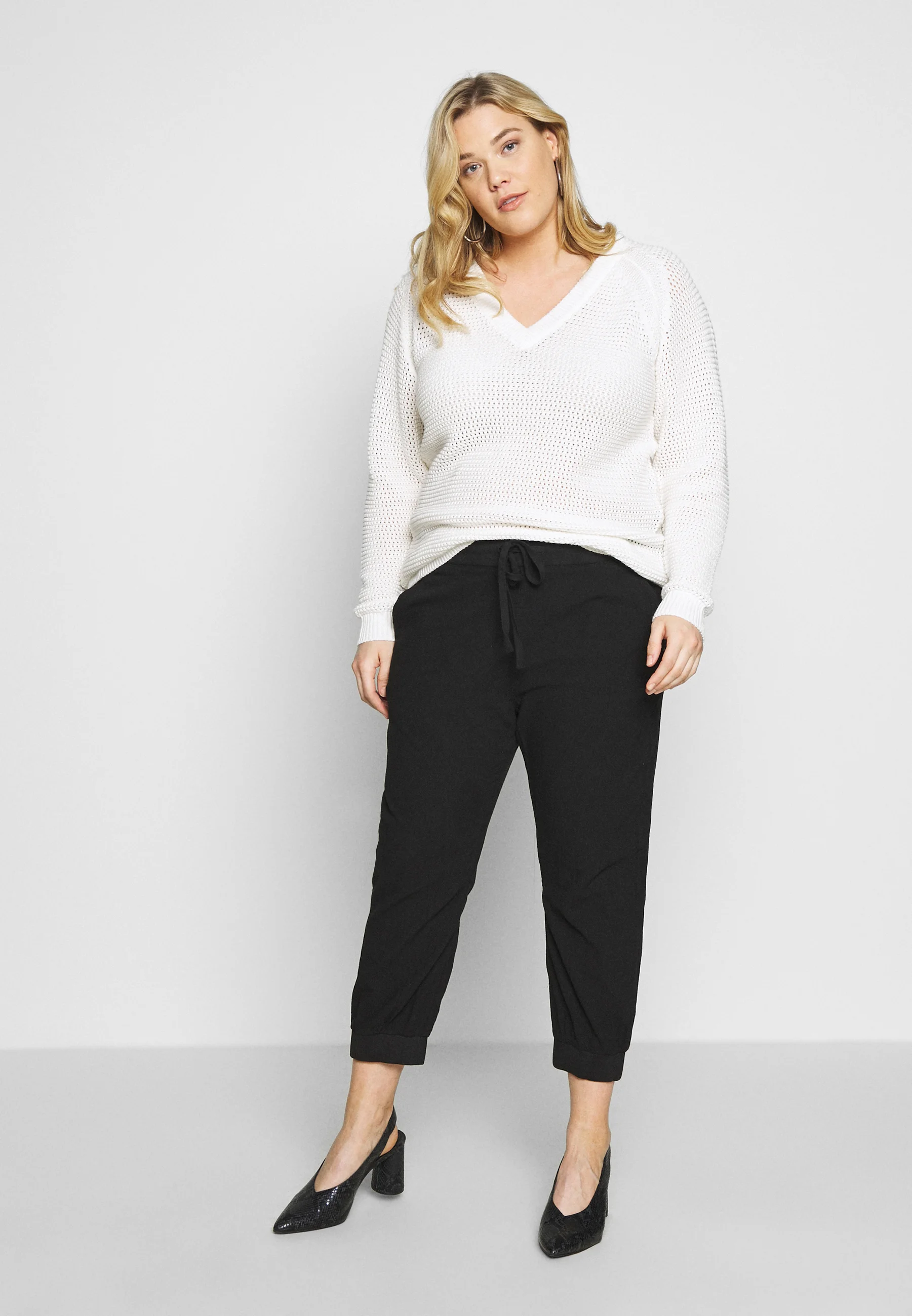 Pantalones capri Kaffe Curve - Pantalones cortos