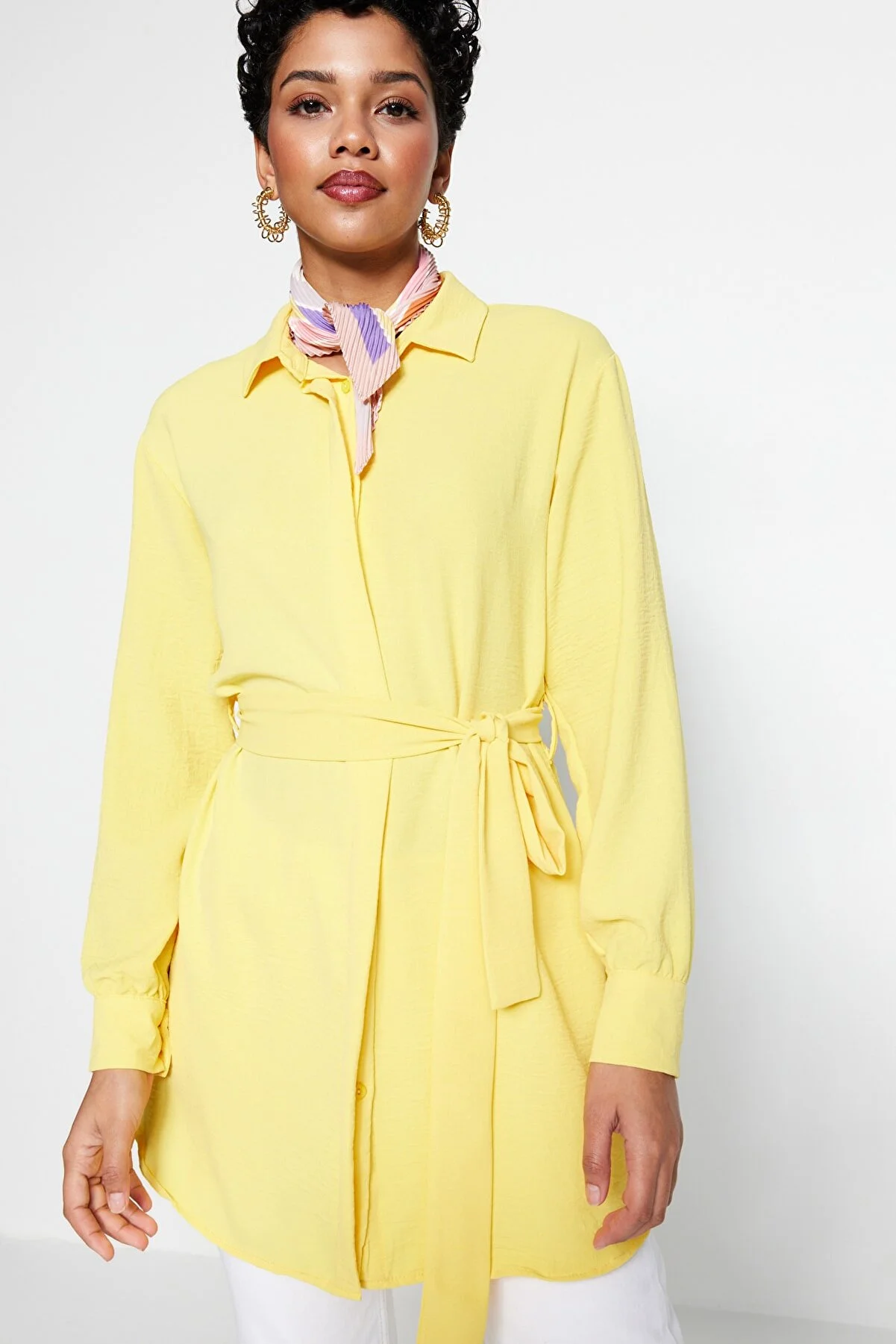 Trendyol Modest  Gelbes gewebtes Hemd mit Gürtel und versteckter Knopfleiste TCTSS21TN0049