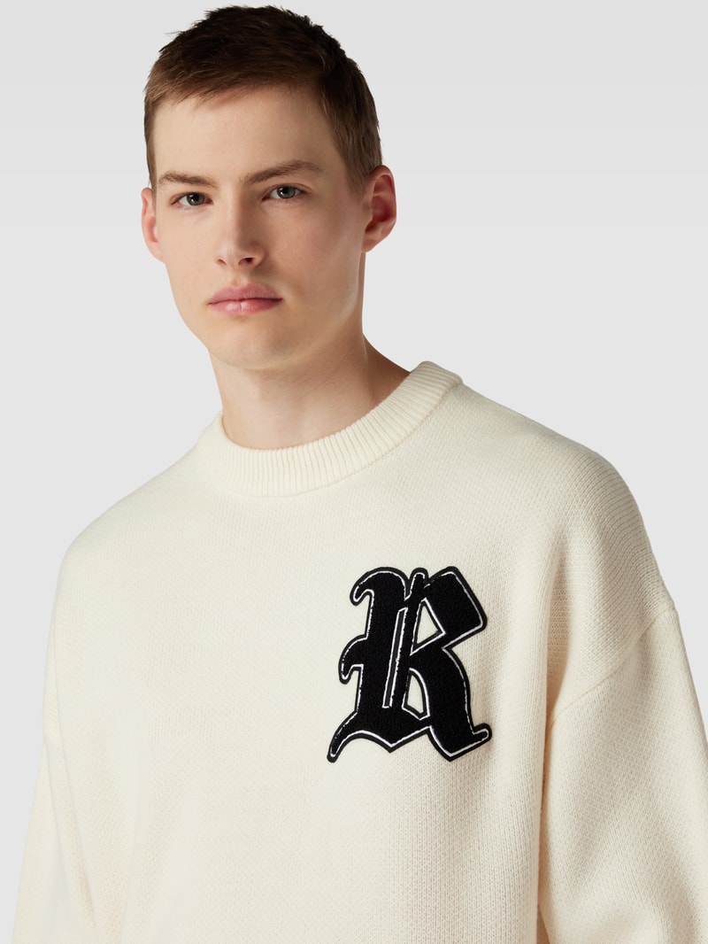 Strickpullover mit Label-Patch und überschnittenen Schultern in ecru