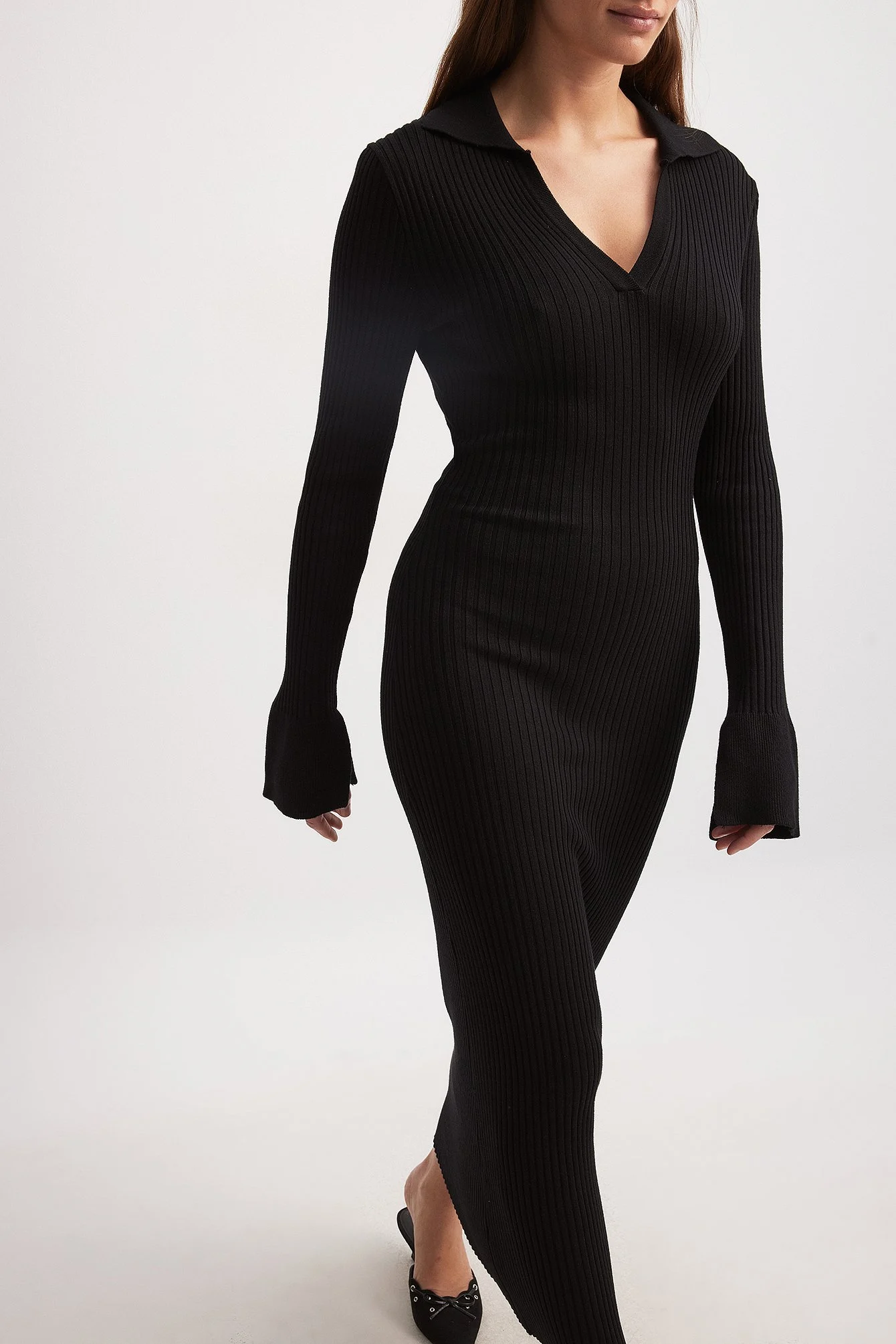 Rippenstrick-Kleid mit Trompetenärmeln