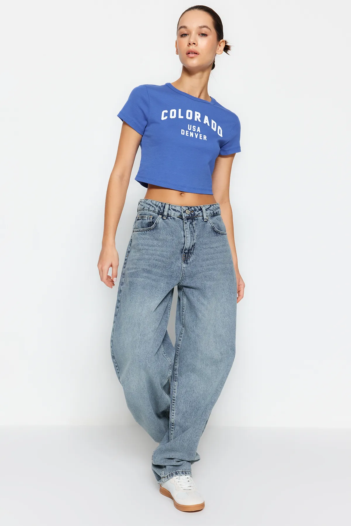 Trendyol Collection  Blaue Skater-Jeans mit niedriger Taille TWOSS24JE00038