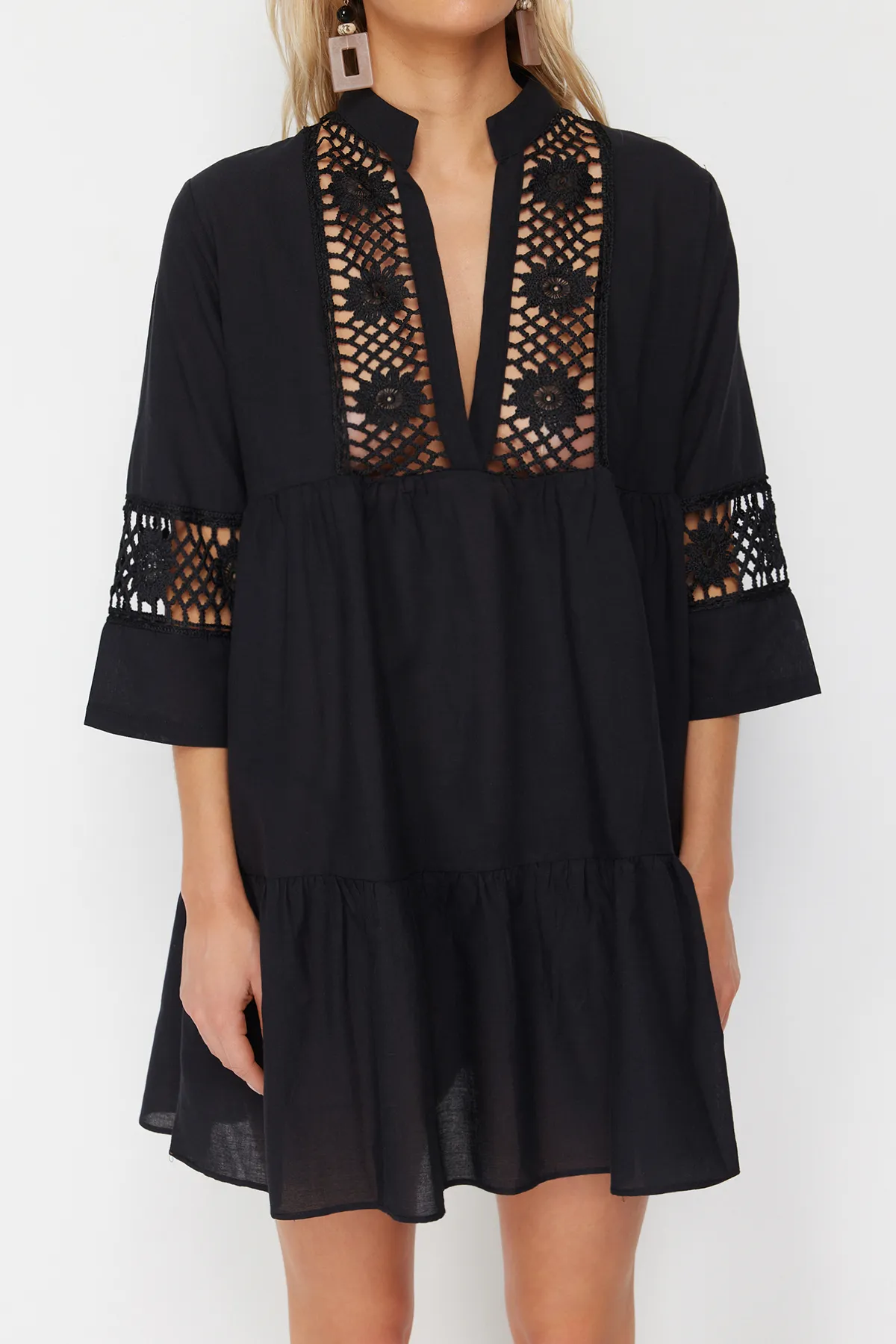 Trendyol Collection  Schwarzes Mini-Strandkleid aus 100 % Baumwolle mit gewebter Spitze und Details TBESS20EL0854