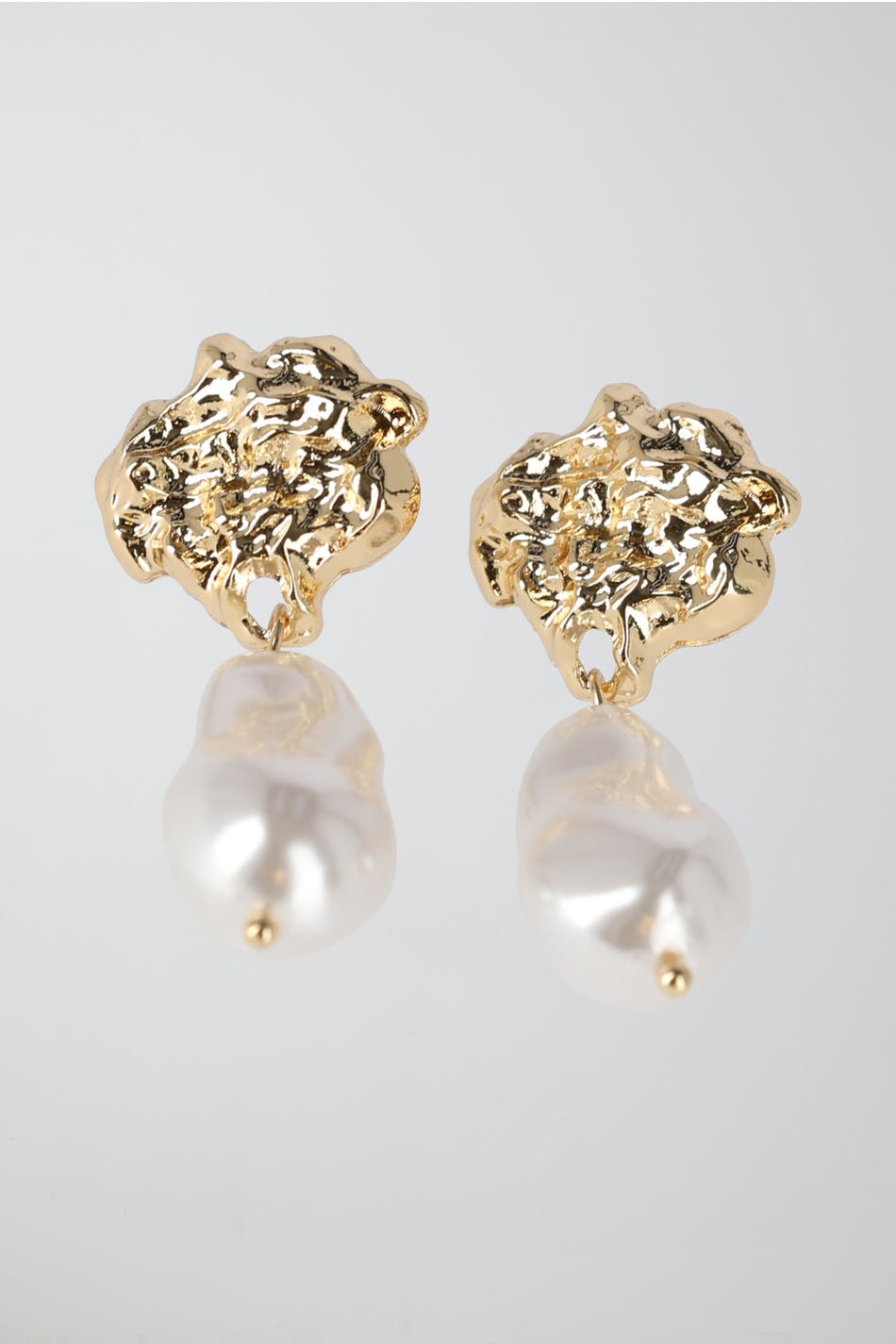 Hammered pearl earrings