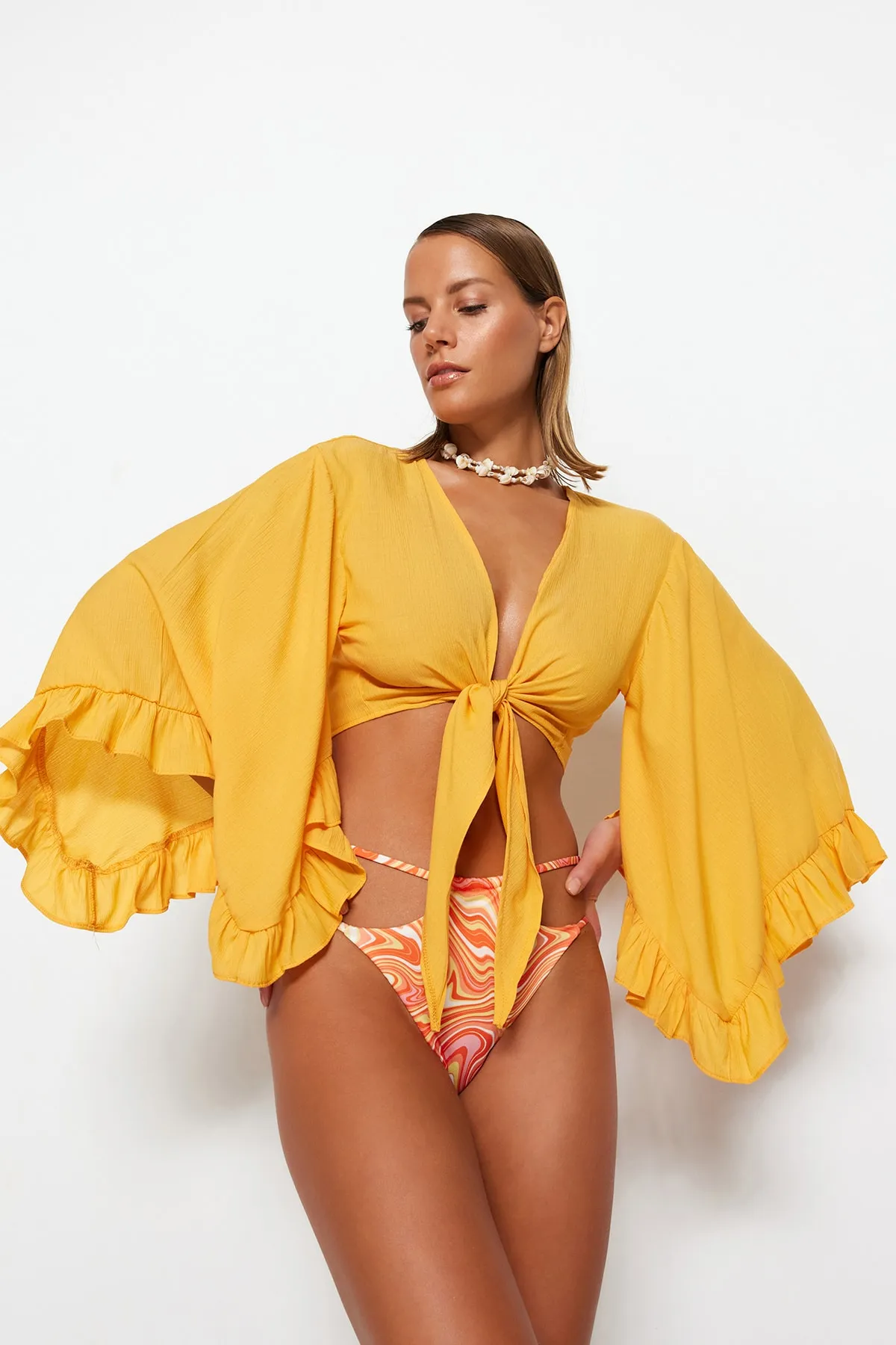 Trendyol Collection  Orangefarbene, bauchfreie, gewebte Volantbluse TBESS19BB0095