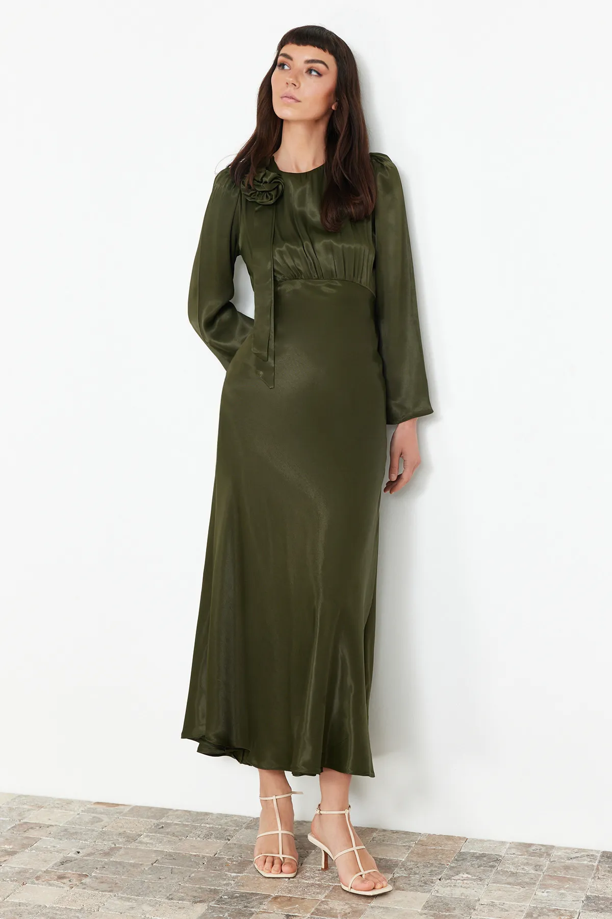 Trendyol Modest  Khakifarbenes Abendkleid aus gewebtem Satin für besondere Anlässe mit Rosen-Details TCTSS24DB00043