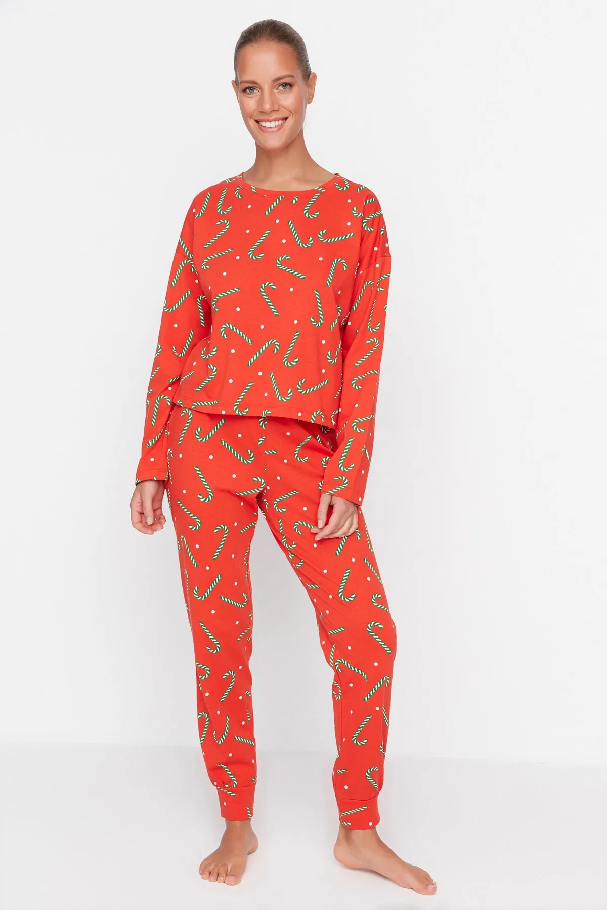 Trendyol Collection  Rotes T-Shirt-Jogger-Strickpyjama-Set aus 100 % Baumwolle mit Neujahrsmotiv THMAW21PT0771