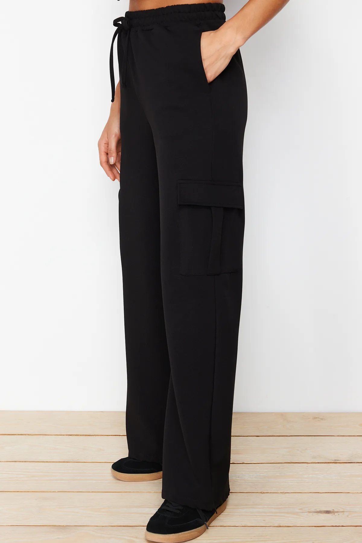 Trendyol Collection  Schwarze Hose mit Cargotaschen und detailliertem regulärem/geradem Schnitt TWOSS24PL00073
