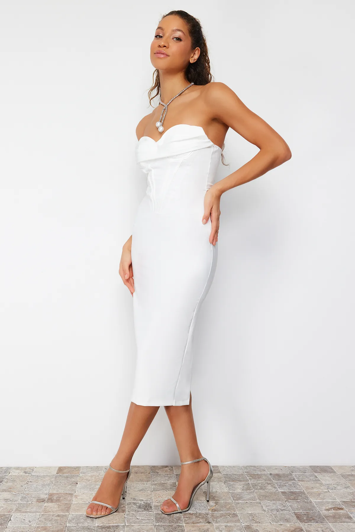 Trendyol Collection  Weißes, figurbetontes, gewebtes, gefüttertes Hochzeits-/Nikah-Elegantes Abendkleid TPRSS24EL00070
