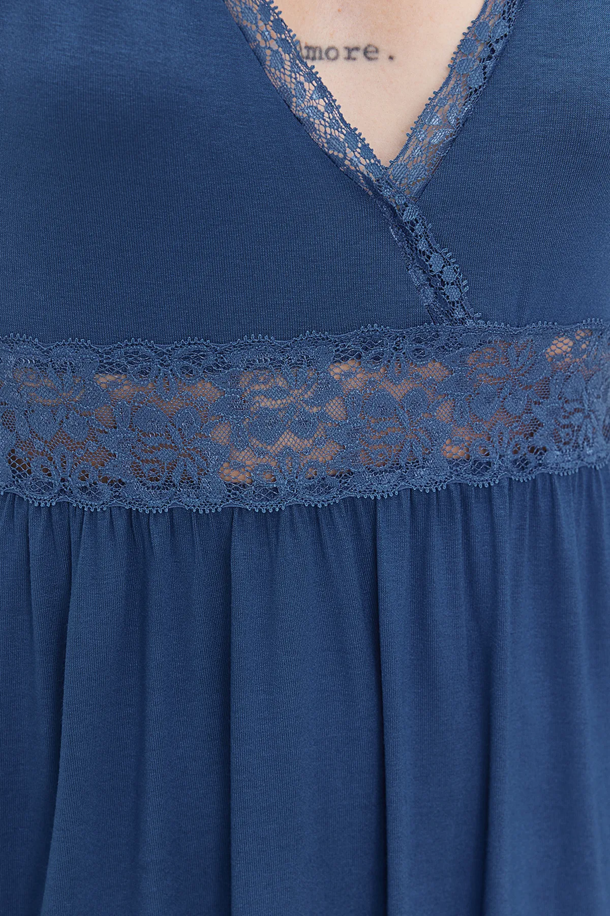 Trendyol Collection  Blaues Strick-Nachthemd mit Spitze und Schlitz am Rücken THMAW20GC0001