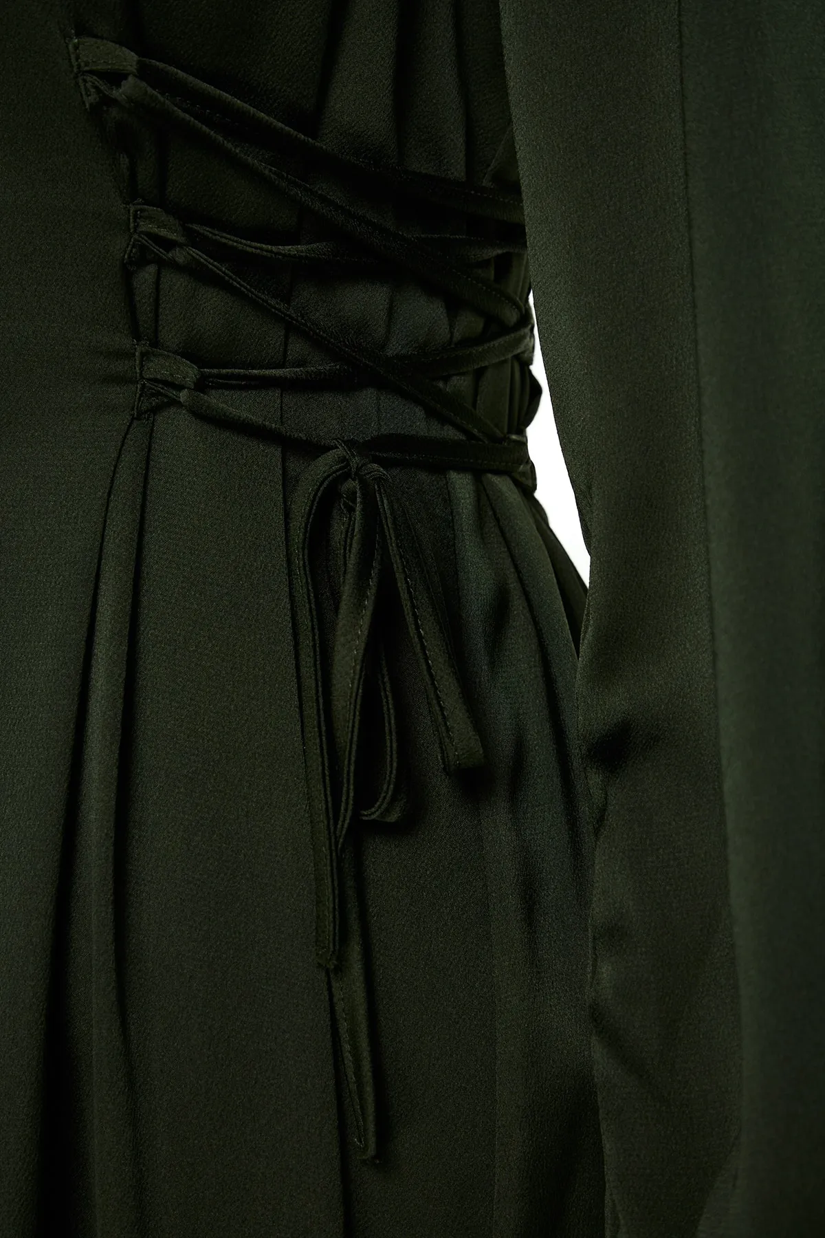 Trendyol Modest  Khakifarbenes Britted-Satin-Abendkleid mit Taille TCTSS23DB00037
