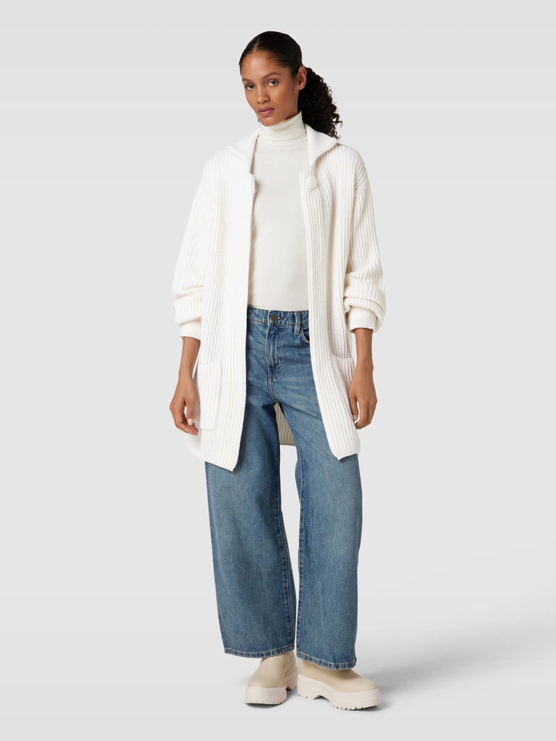 Strickjacke mit Knopfverschluss und Eingrifftaschen in offwhite