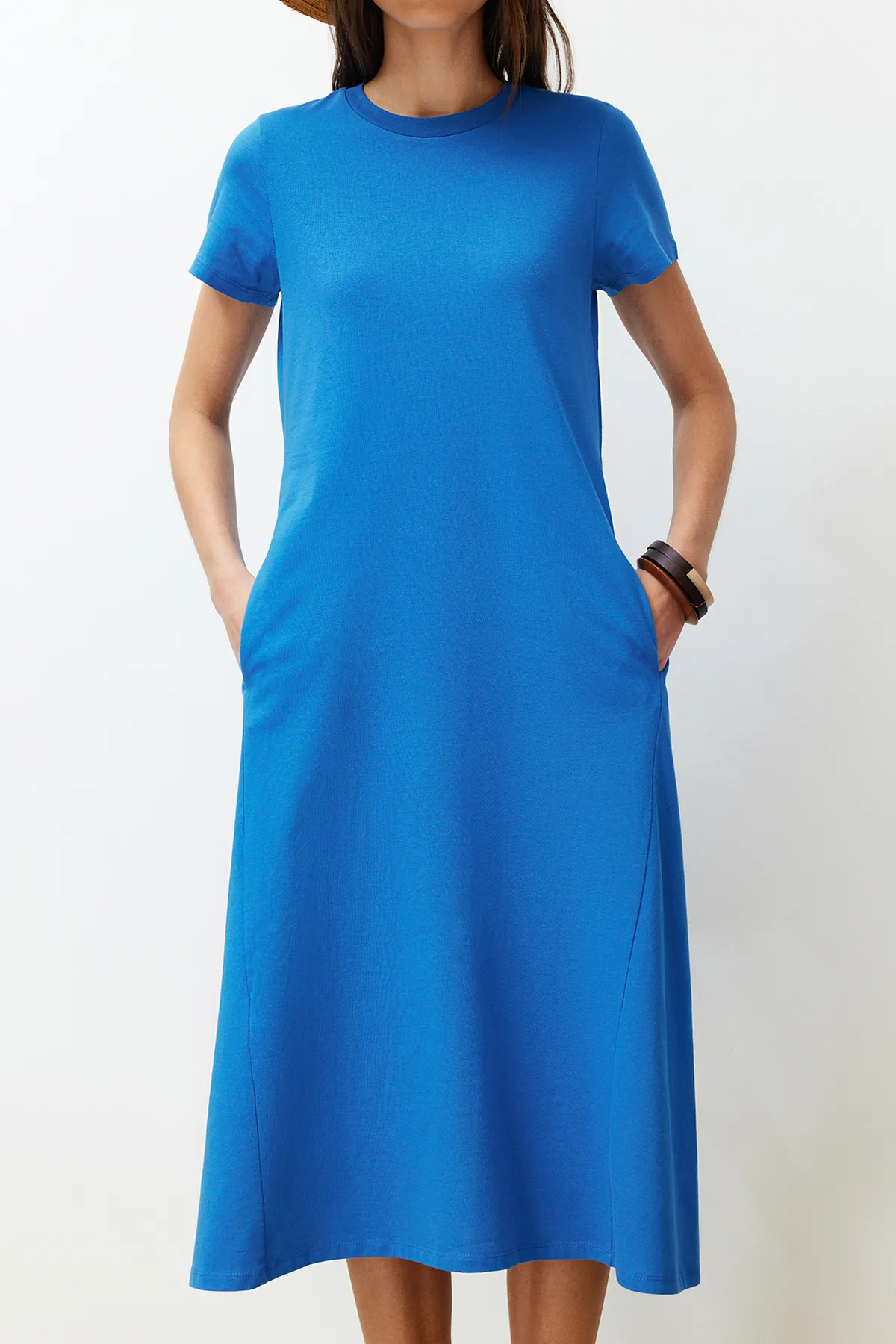 Trendyol Collection  Saks Premium Strick-Midikleid in A-Linie mit Rundhalsausschnitt und Taschen TWOSS24EL00169