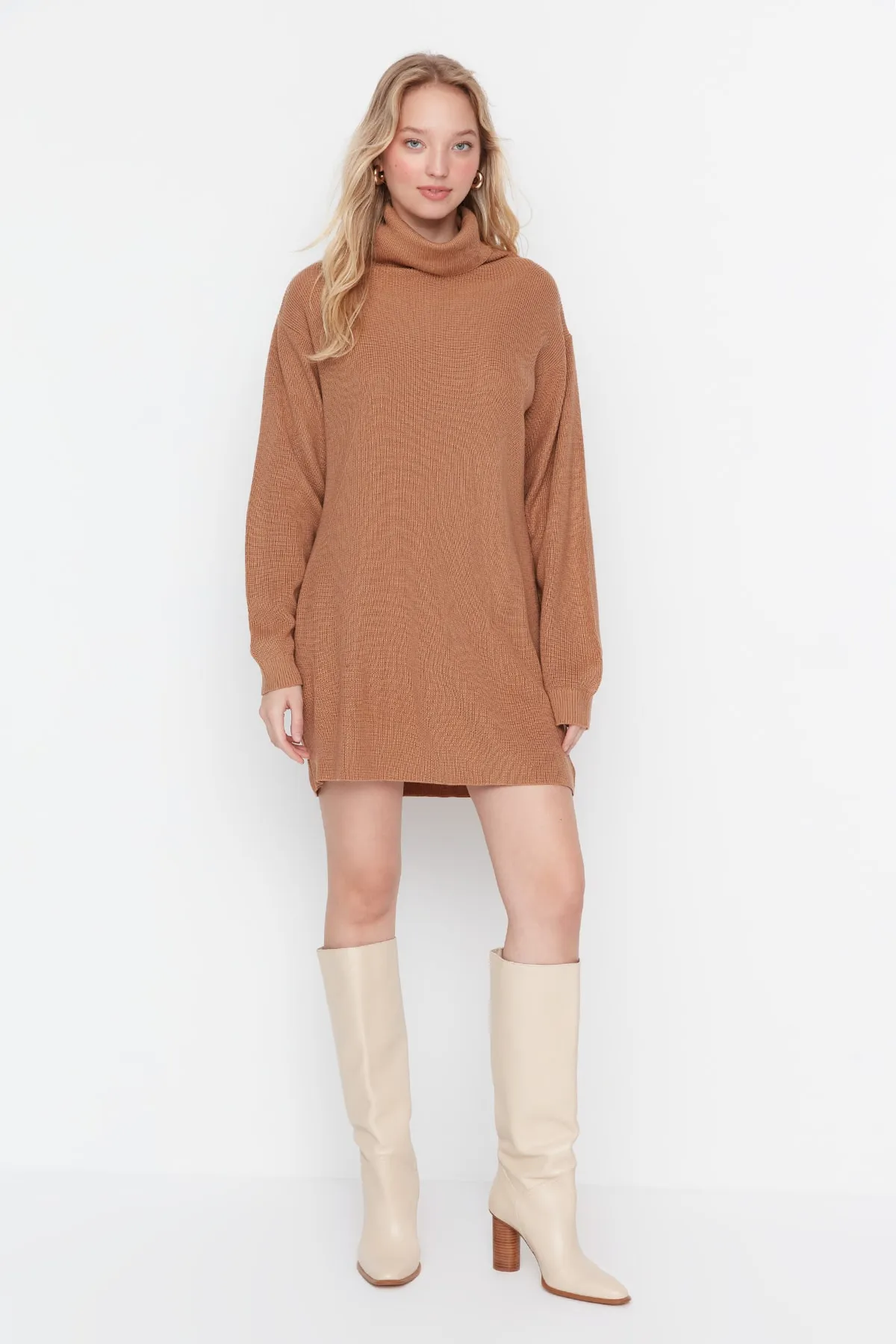 Trendyol Collection  Braunes Mini-Strickkleid mit Rollkragen TWOAW23EL00026