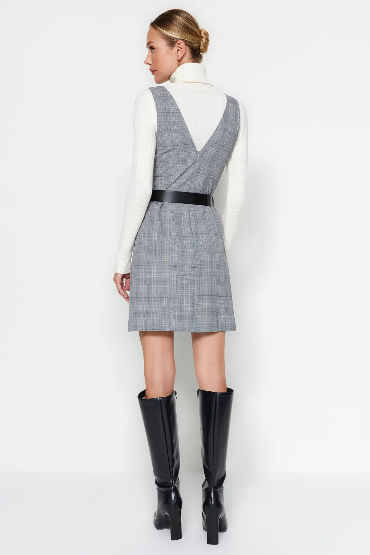 Trendyol Collection  Graues, gewebtes Gilet-Kleid mit Gürtel und Gürtel TWOAW24EL00559