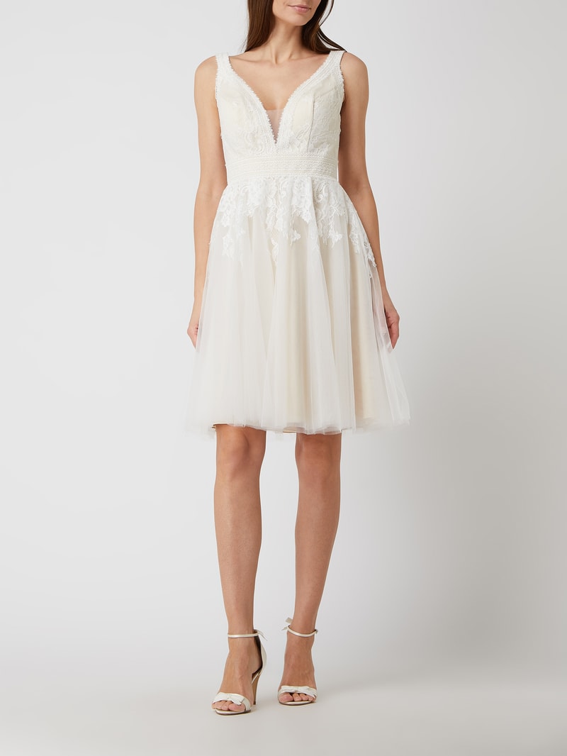 Brautkleid mit floralen Stickereien in ecru