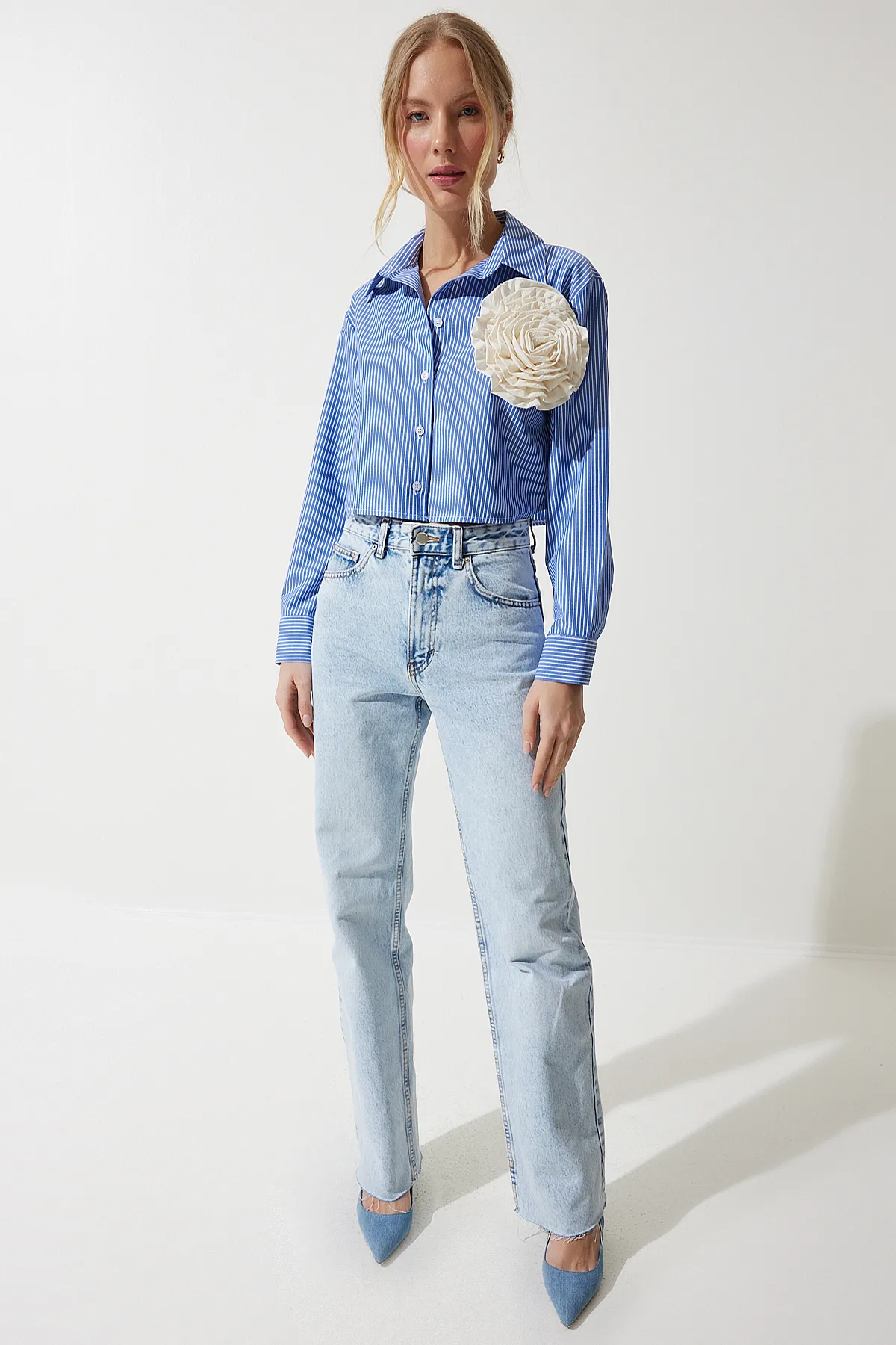 Happiness İstanbul  Marineblaues Premium-Crop-Shirt mit Blumenbrosche für Damen UL00017