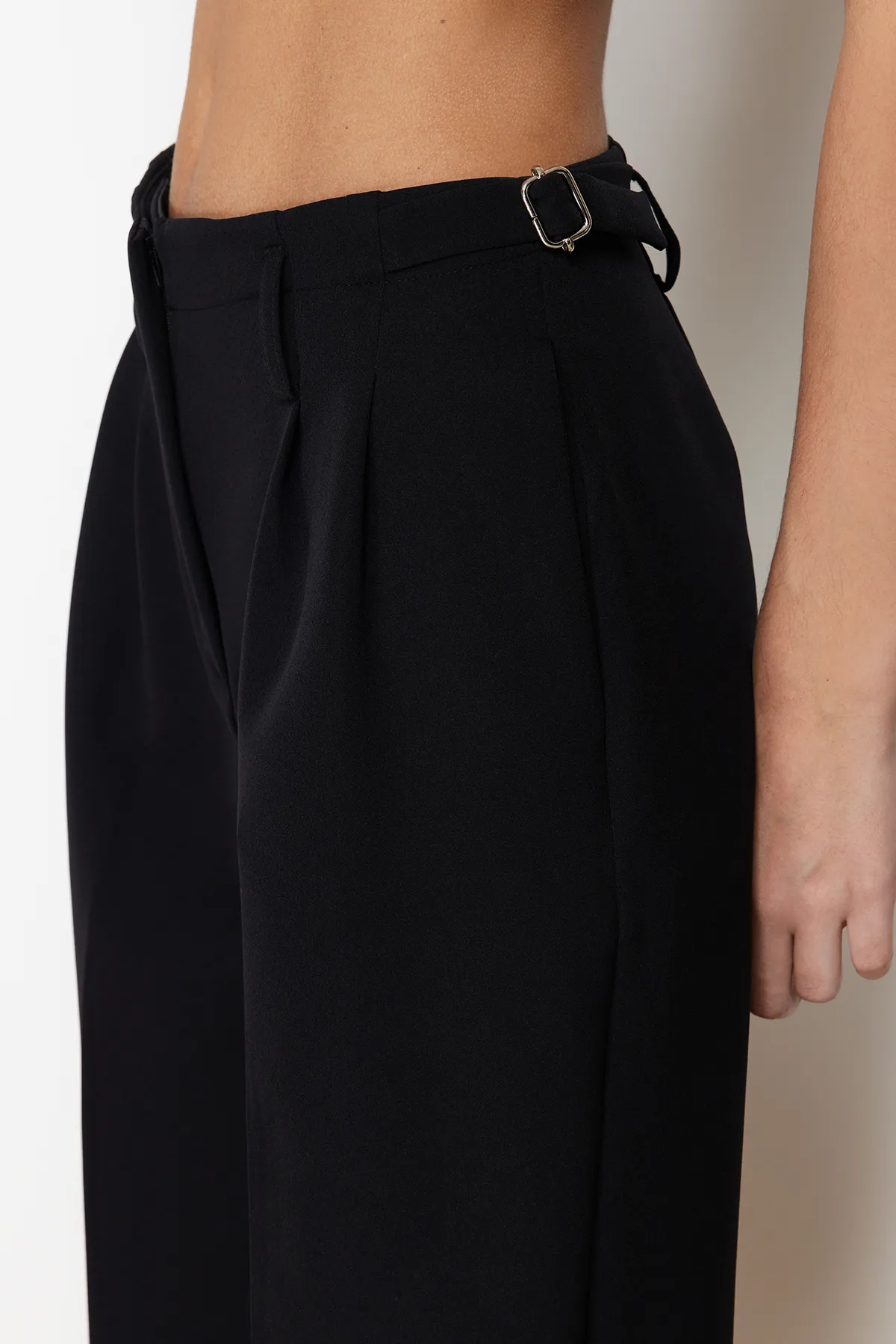 Trendyol Collection  Schwarze gerade geschnittene Webhose mit Gürtelschnallen-Detail hinten TWOSS24PL00068