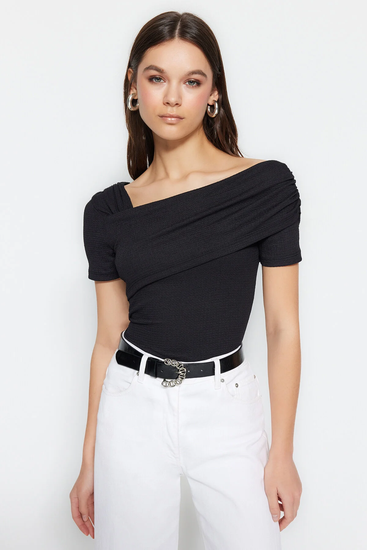 Trendyol Collection  Schwarzer, figurbetonter Strickbody mit asymmetrischem Kragen und Druckknöpfen TWOSS23BD00060