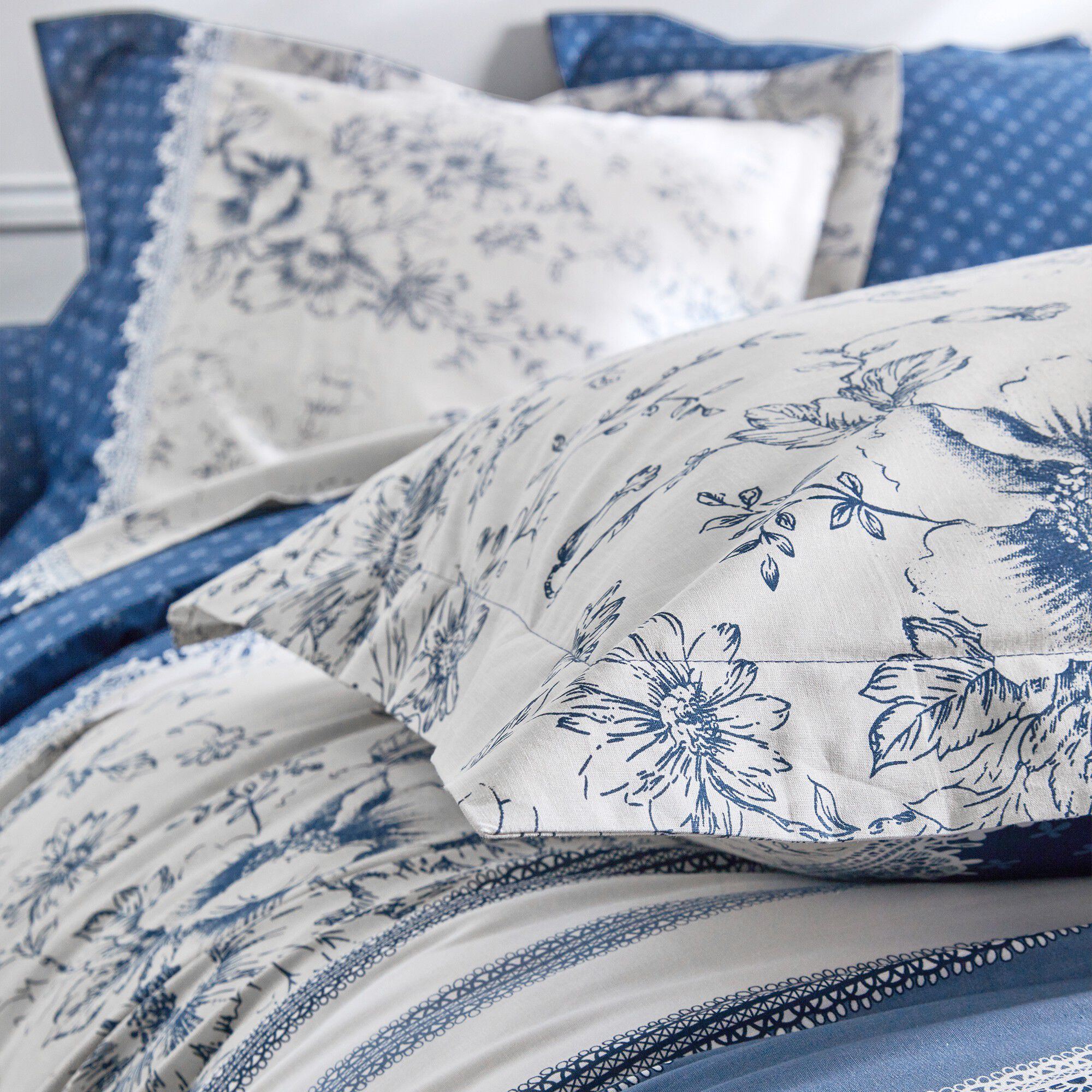 Linge de lit Gabrielle en flanelle imprimé fleurs et dentelle