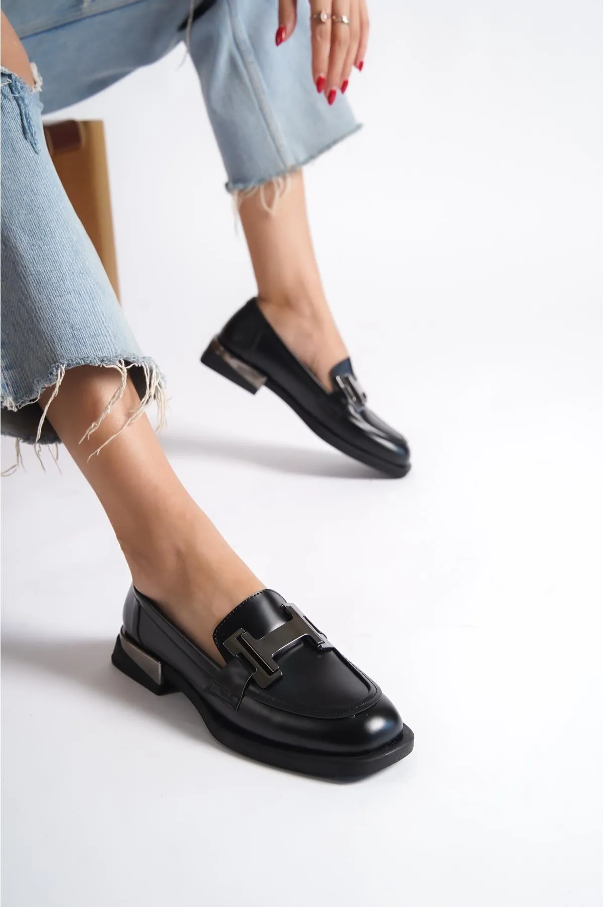 Capone Outfitters  Capone Blunt Toe Damen-Loafer mit H-Schnalle