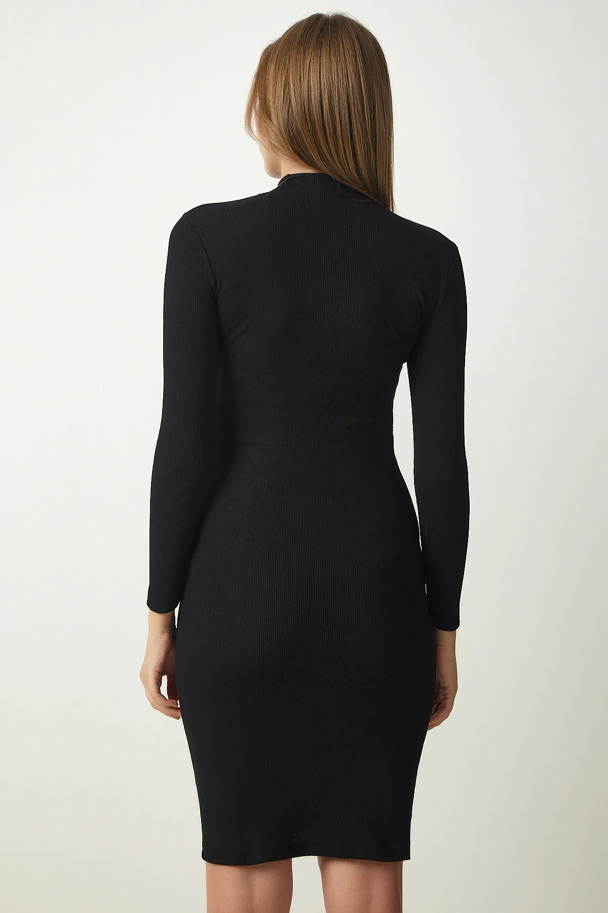 Happiness İstanbul  Schwarzes Damen-Strickkleid mit hohem Kragen aus geripptem Lycra GT00060