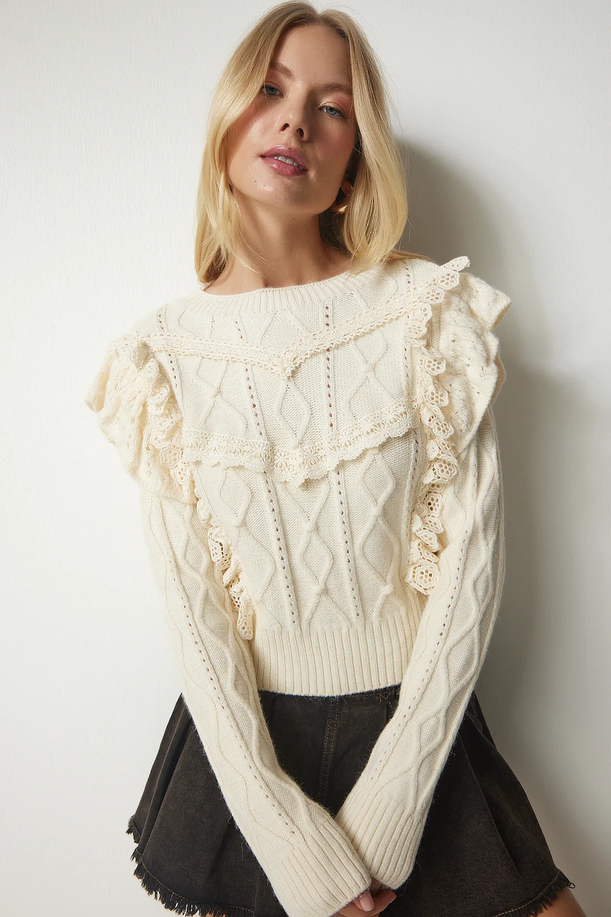 Happiness İstanbul  Cremefarbener Strickpullover mit Spitzenmuster und Struktur für Damen AH00150