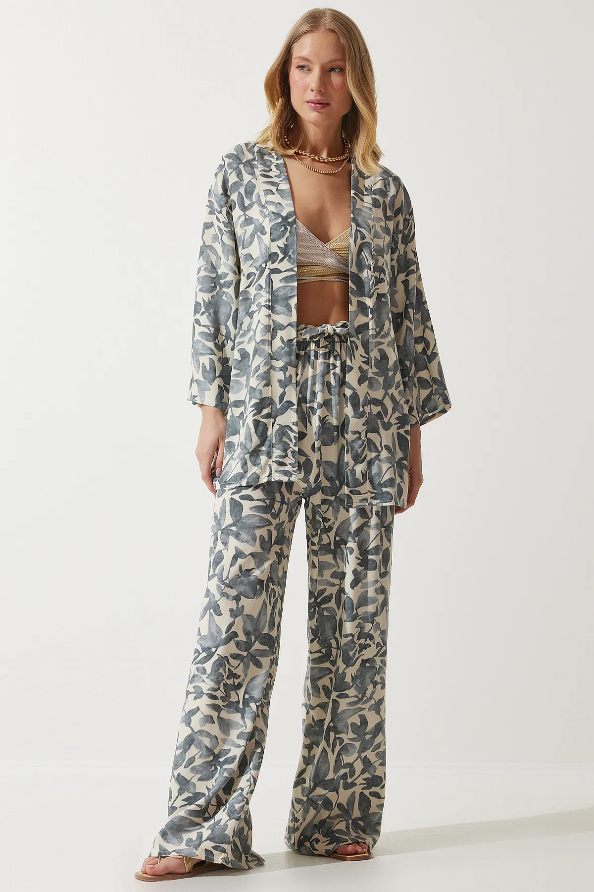 Happiness İstanbul  Knochengrau gemustertes Kimono-Palazzo-Hosen-Set für Damen EN00614