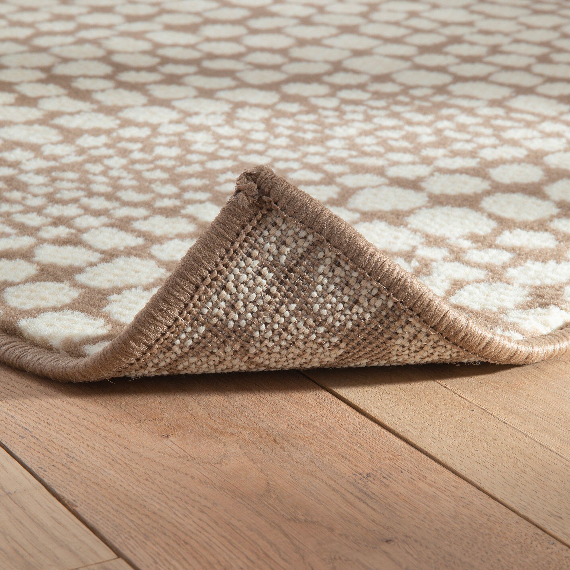 Tapis motifs pointillés