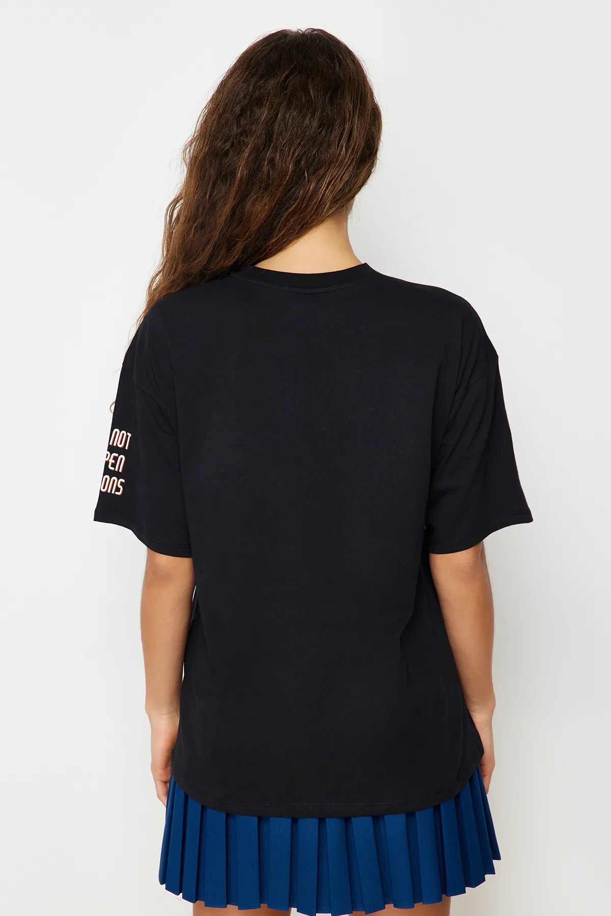Trendyol Collection  Schwarzes Strick-T-Shirt mit Rundhalsausschnitt und Weltraum-Print aus 100 % Baumwolle im Boyfriend-Stil TWOSS21TS3663