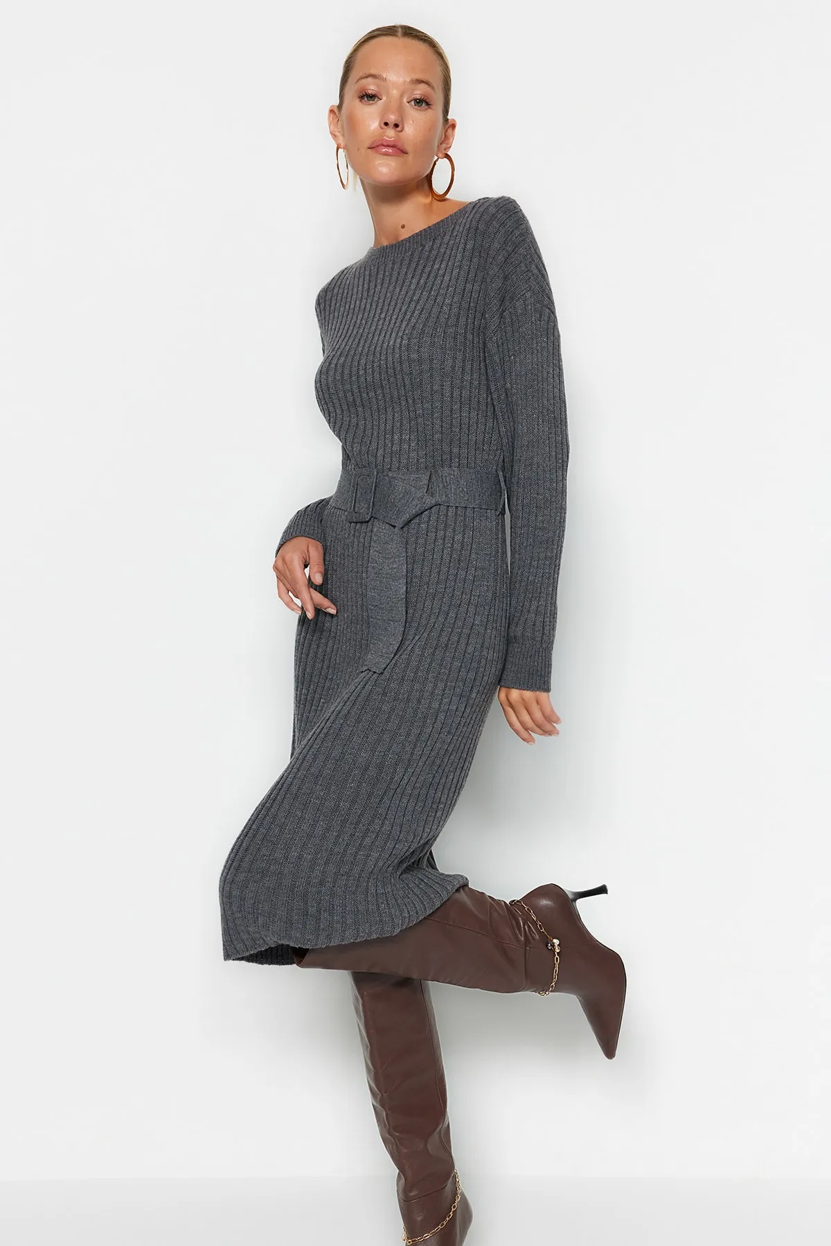 Trendyol Collection  Anthrazitfarbenes Mini-Strickkleid mit Gürtel TWOAW23EL00444