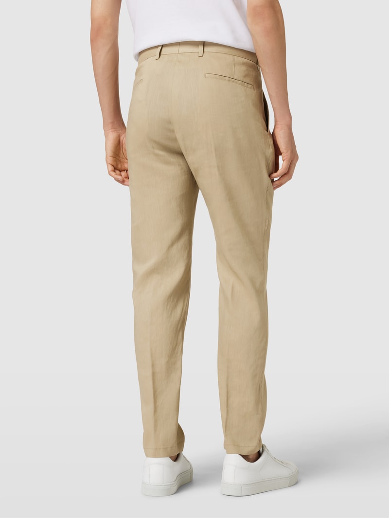 Chino mit französischen Eingrifftaschen in sand